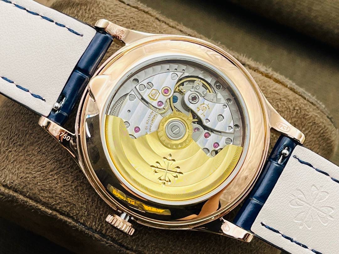 市场最高版本 百达.翡丽复杂功能计时5205G腕表！ 1⃣️历经两年不断对机芯进行改造与调试，一贯追求以原装工艺为目标！ 2⃣️直径38.5MM！ 3⃣️功能同原装一致，月相/星期/月份/日历！ 4⃣️字面为高难度双色渗透，非普通厂工艺！ 5⃣️蓝宝石玻璃镜面，表面镀多一层通透！ 6⃣️（技术突破)采用海鸥机芯改进为一体Cal.324S机芯！ 大小夹板均能做到完美倒角效果，并做镀铑加工。 7⃣️夹板采用瑞士进口宝石轴承点缀，色泽纯良，鲜艳自然