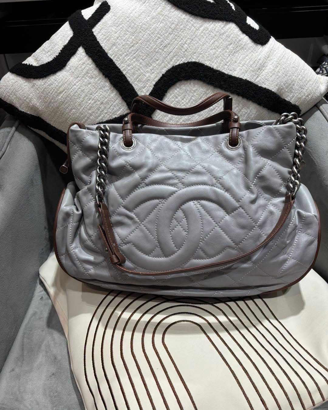 Chanel cc chain shoulder bag calfskin  100%AUTHENTIC,  98%new  ☑️card☑️dust bag 