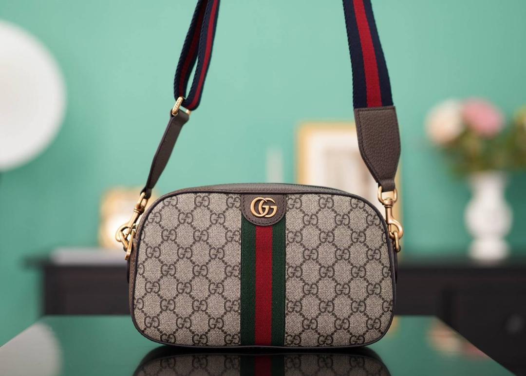 🥯Ophidia系列GG小号肩背包 棕色24cm （原厂皮 全铜五金） 正品售价¥11.000 新款相机包，宽肩带随性帅气， 红蓝织带的搭配，让整个包身的复古感更强烈 容量超级大，背起来没什么负重感，巨实用 百搭四季通用！非常日常好背的一款包 官方款号 752591 尺寸：24x15x7cm