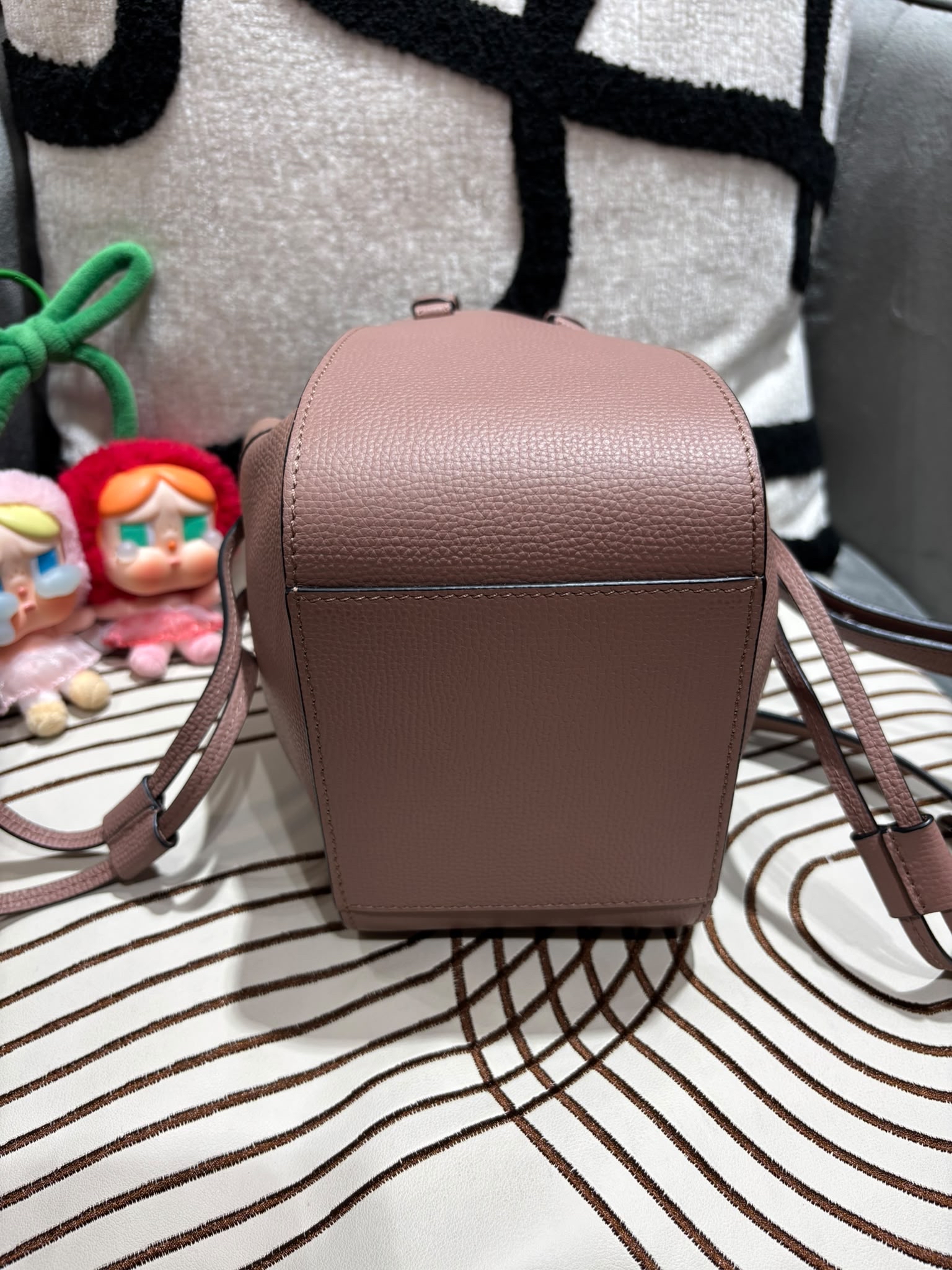 Loewe mini hammock 粒粒牛皮 100%Authentic, 98%New ✅Dust bag
