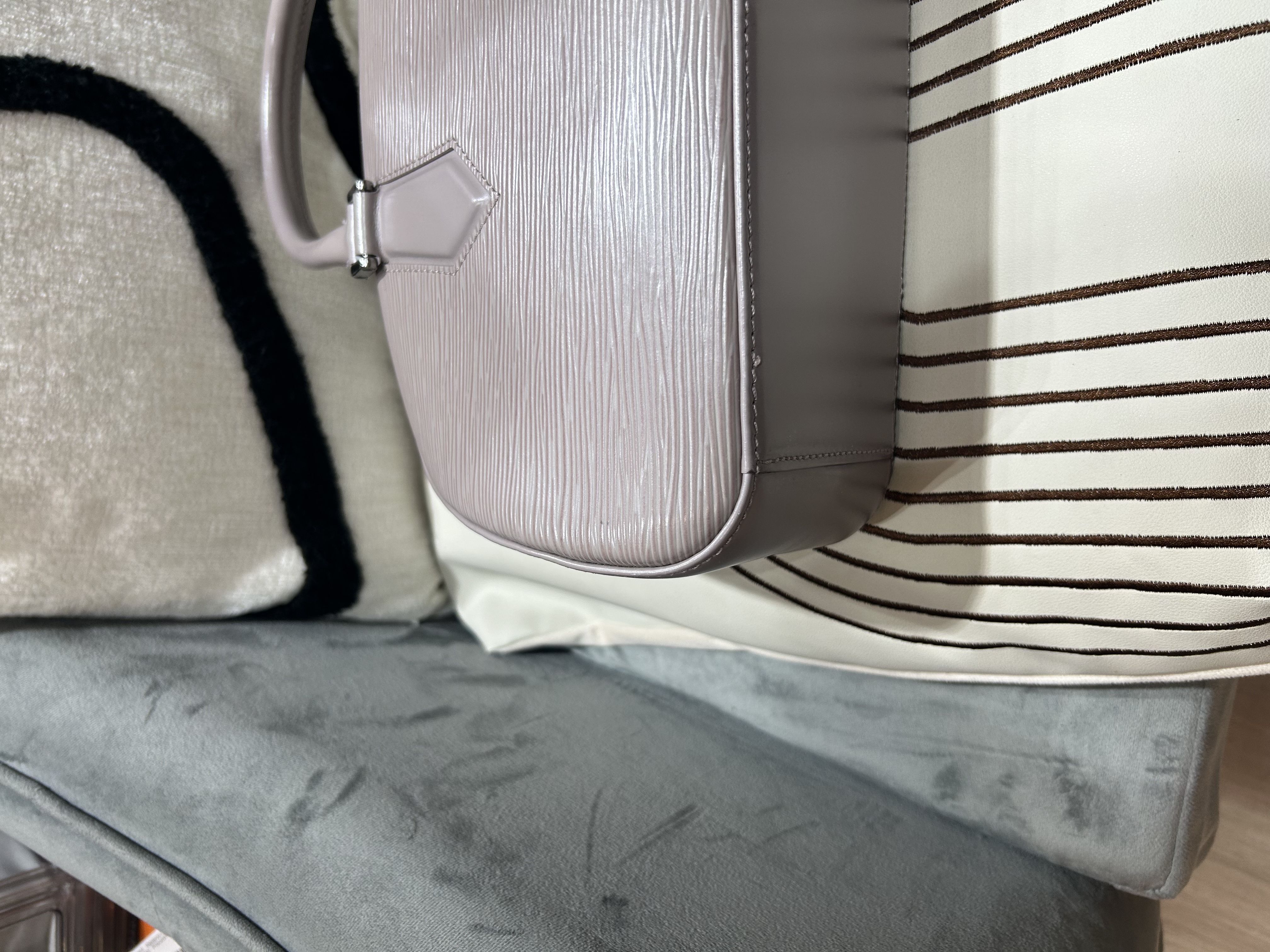 Lv Jasmine handbag epi leather 粉紫 100%Authentic, 95%New
