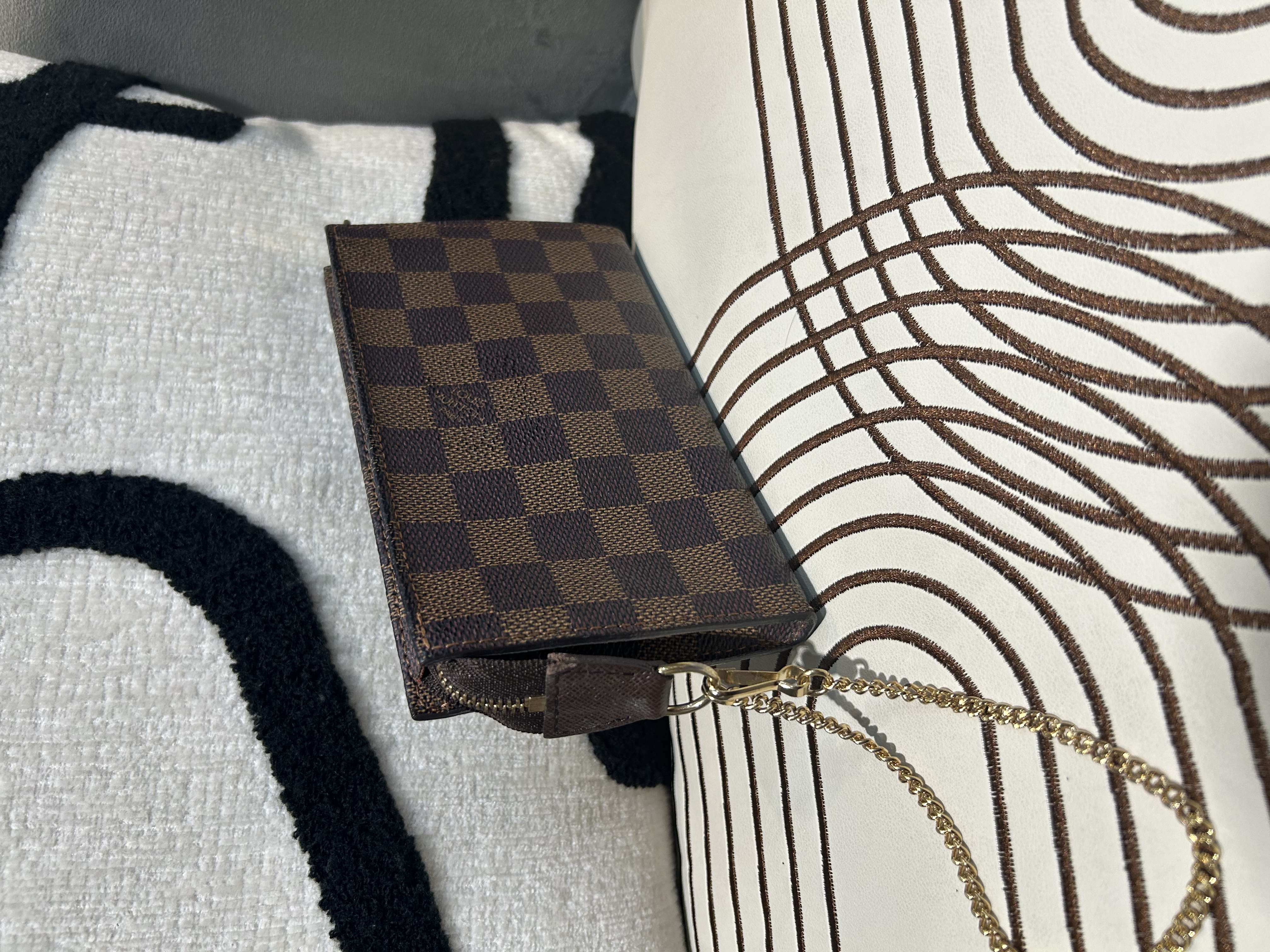LV Pochette Damier 100%Authentic, 95%new