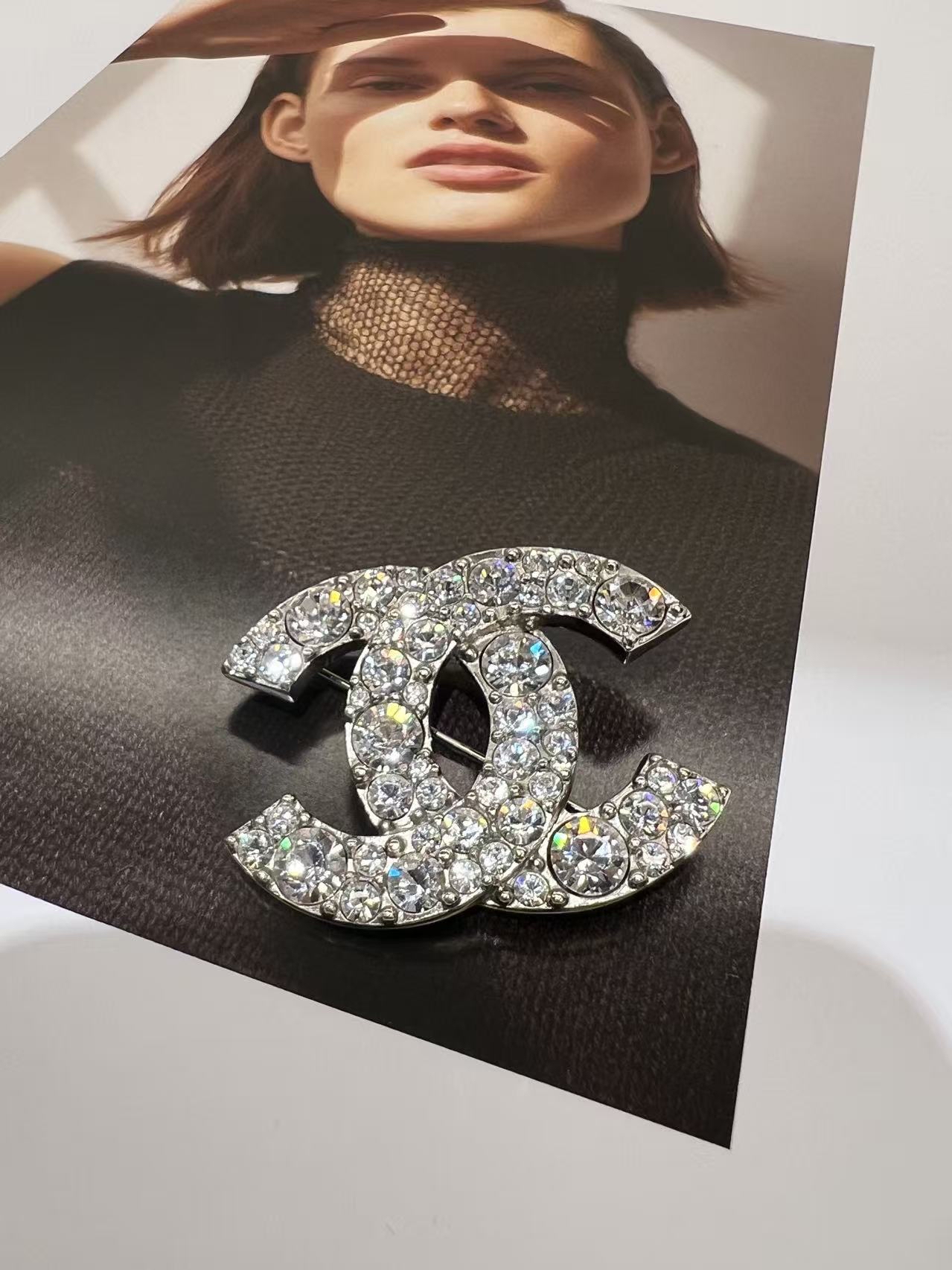 Chanel 經典雙C璀璨水鑽胸針