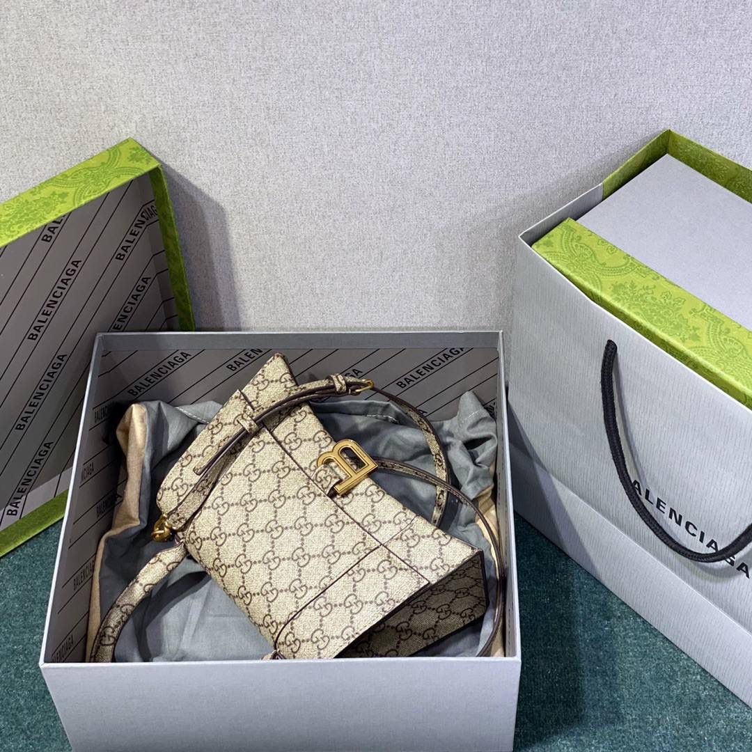 ▪大货实拍 𝗚𝗨𝗖𝗖𝗜 X 𝗕𝗔𝗟𝗘𝗡𝗖𝗜𝗔𝗚𝗔沙漏包 型号：681697 尺寸：22.5*14.5*10cm