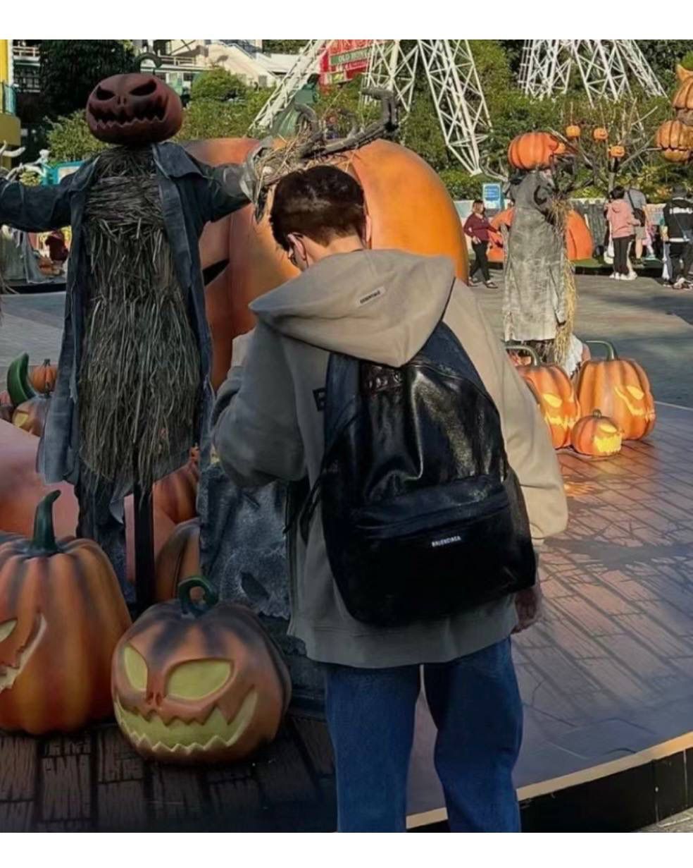 ba1enciaga explore 双肩包👣 其实日常就想背一个简单实用的双肩 而且质感还是需要好一些的，并且低调百搭的 这只explore 一定是一百分的 不出挑的版型真的很适合i人哈哈哈 电脑书本杂志通通都放得进 容量也是无敌大的，而且自重还轻哦～ 47×34.8×19.8cm503221m