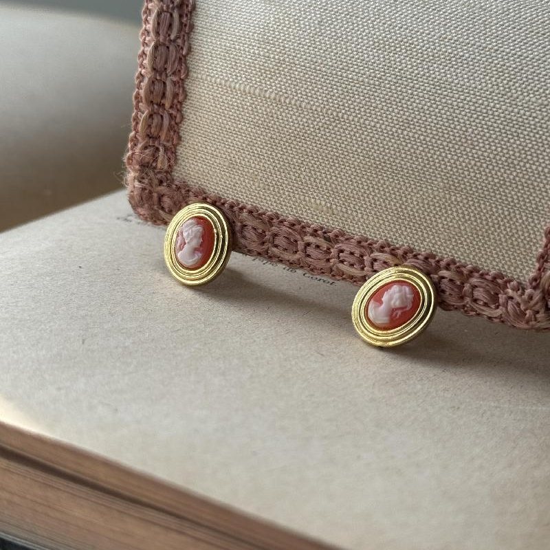 Vintage Young Lady Profile Resin Cameo Stud Earrings - Opposite facing (MT2327)