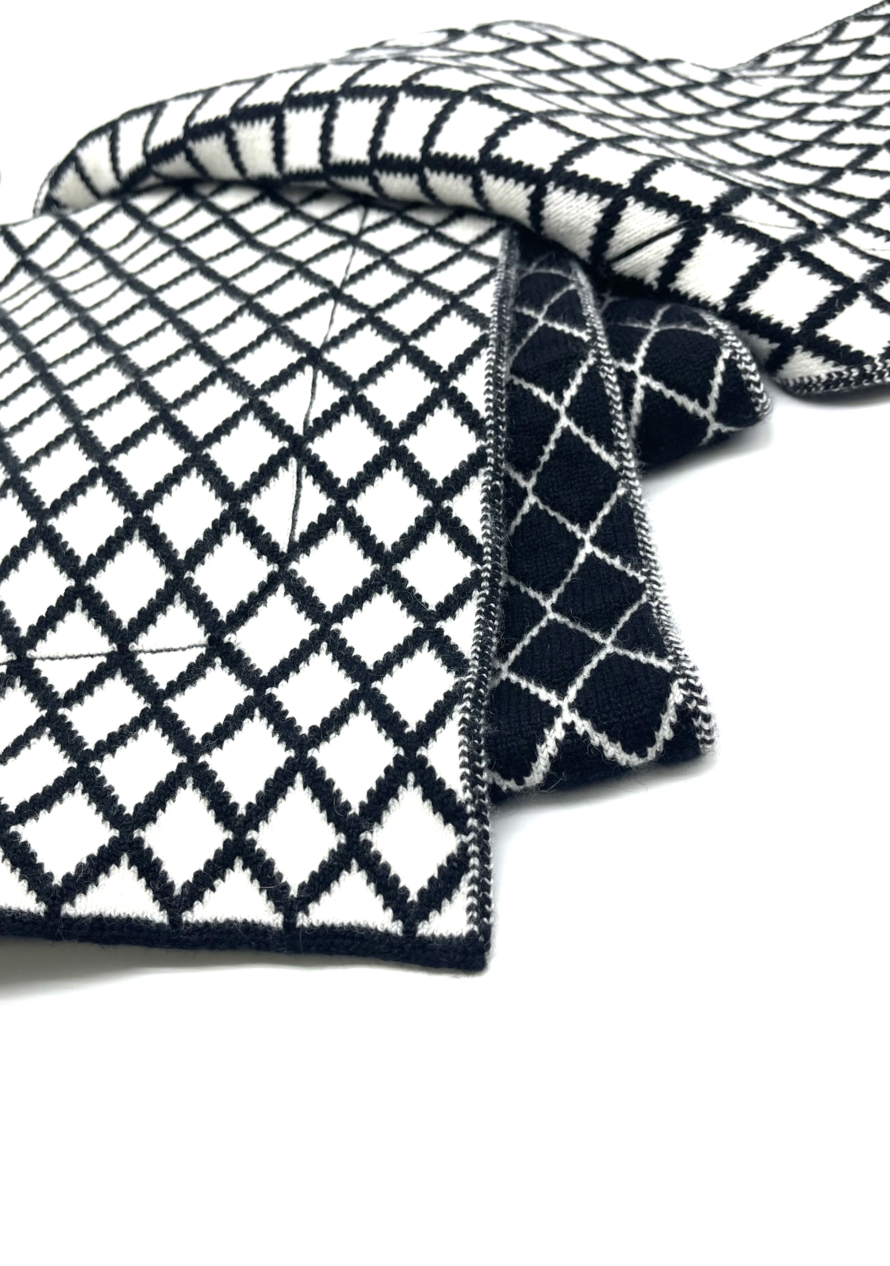 Pre-Owned Chanel Black Cashmere Scarf With CC Logo / Product Code: 26040701