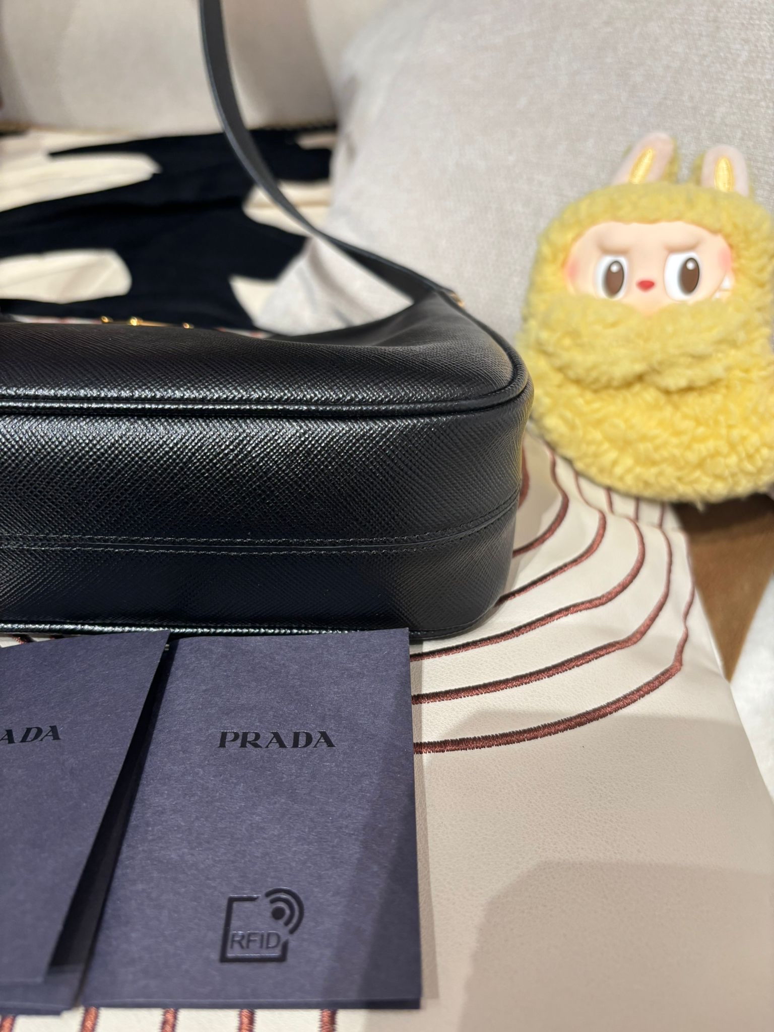 Prada Re-Edition hobo 牛皮 肩帶可調節長度 100%Authentic , 99%new ✅card booklet ✅dust bag 👜專門店售價$19,200📣