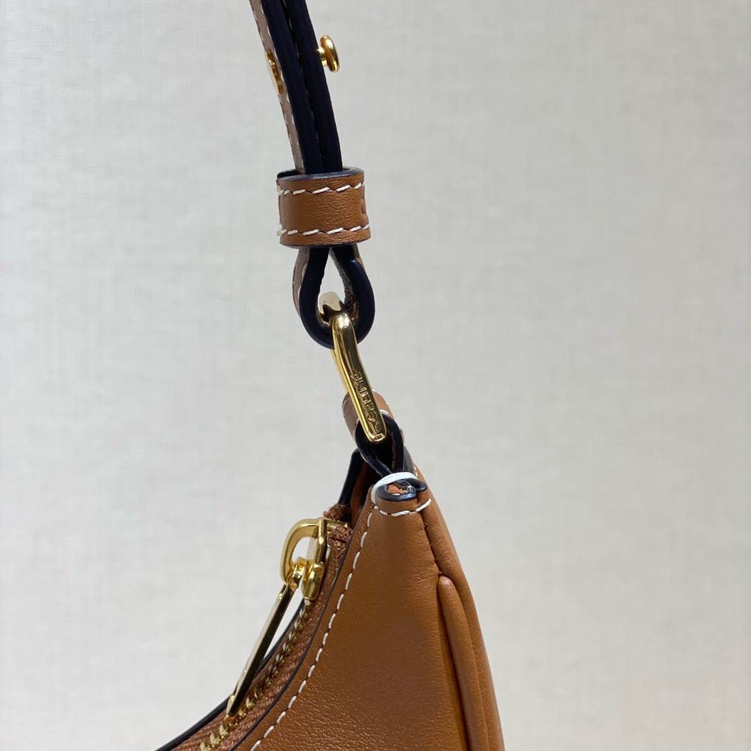 🔥大货实拍图 𝗖𝗘𝗟𝗜𝗡𝗘 ♥ 光滑全皮纯色𝗔𝗩𝗔 此番Ava bag以Smooth Calfskin材质呈现丝滑流畅的外观，再搭配精致饰边，小牛皮衬里与五金配件，尽显简约高雅格调。 型号：193953 尺寸：23*14*7cm