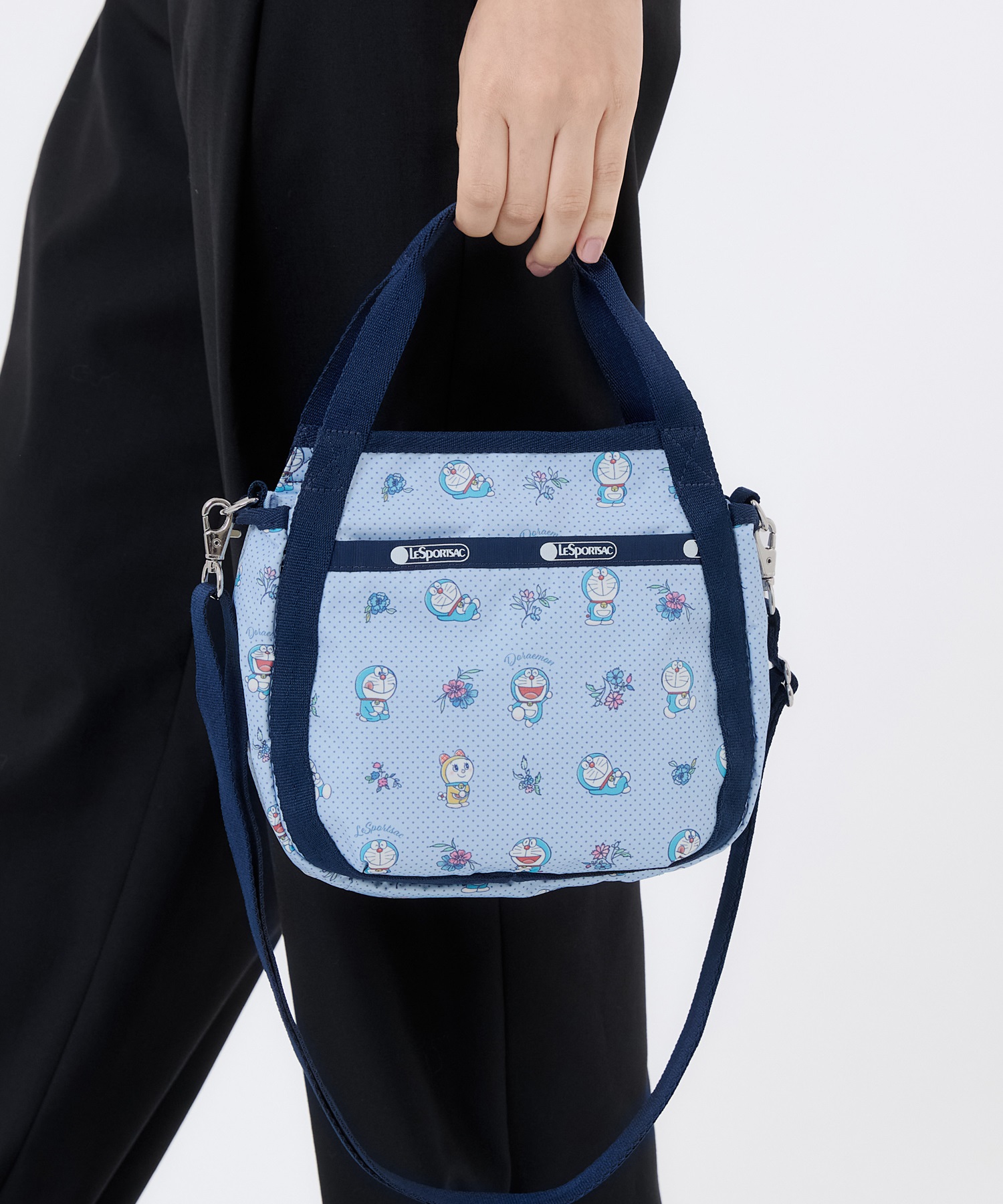 [訂購] [日本直送] 💙 LeSportsac「DORAEMON SMALL JENNI」 📏 尺寸/內容：高約22cm｜闊約18cm｜厚約6cm {TF260811}