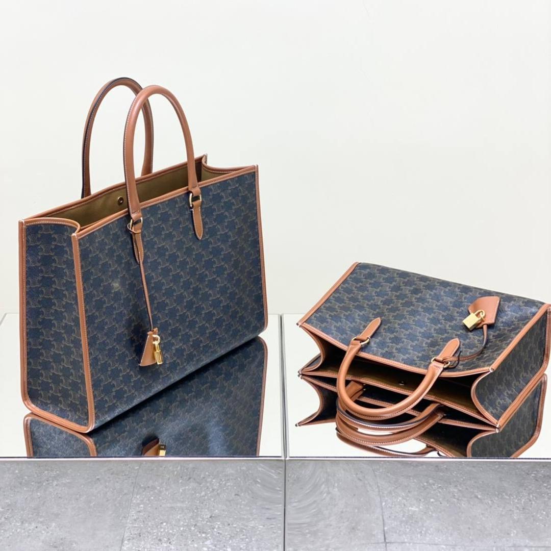 🔥大货实拍图 𝗖𝗘𝗟𝗜𝗡𝗘 ♥ 𝗖𝗔𝗕𝗔𝗦 𝗧𝗢𝗧𝗘大号 型号：197912 大号尺寸：43*30*10cm 小号尺寸：35*22*7cm 𝘾𝙀𝙇𝙄𝙉𝙀 𝟐𝟎𝟐𝟐秋冬新款～老花帆布cabas真的是大号包中的战斗机！耐刮擦，轻便，容量大，装电脑不在话下！更加感人的是袋口有暗扣，安全感满满，日常出门使用都很合适，职场女性和宝妈就更加不能错过啦！