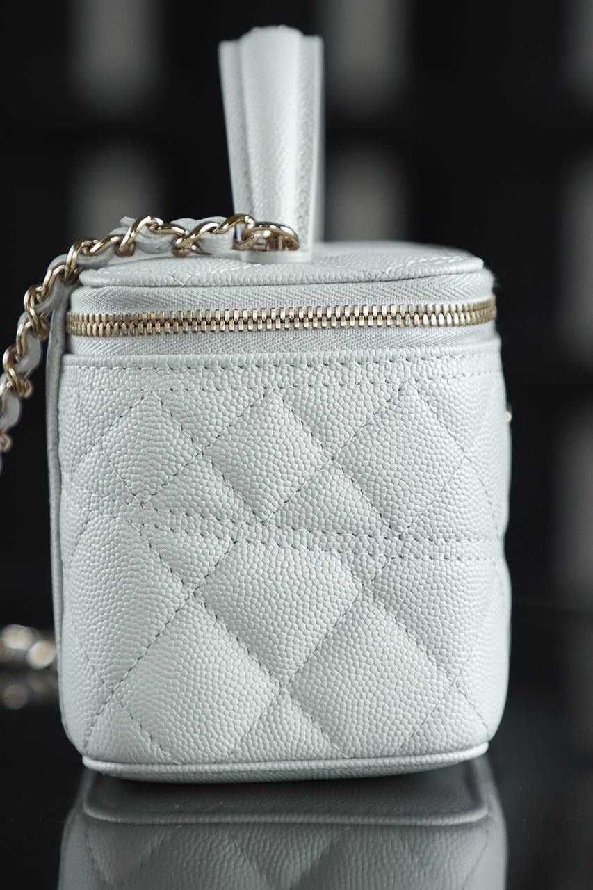 25C化妝盒子包鑒定版👜 一包一碼 支持全球鑒定查驗身份證原廠專G 三隻羊皮料過關清單資料可査詢 化妝盒子包是眾多時尚達人心尖，25C化妝包經典的盒子造型，方正中不失圓潤，線條簡潔流暢！ 包身腰線的設計，恰似畫龍點睛之筆，不經意間流露出的精緻細節，讓人一見傾心！ 五金：厚鍍14K淡金扣 皮料：三隻羊小球紋牛皮 尺寸：9.5*17*8cm