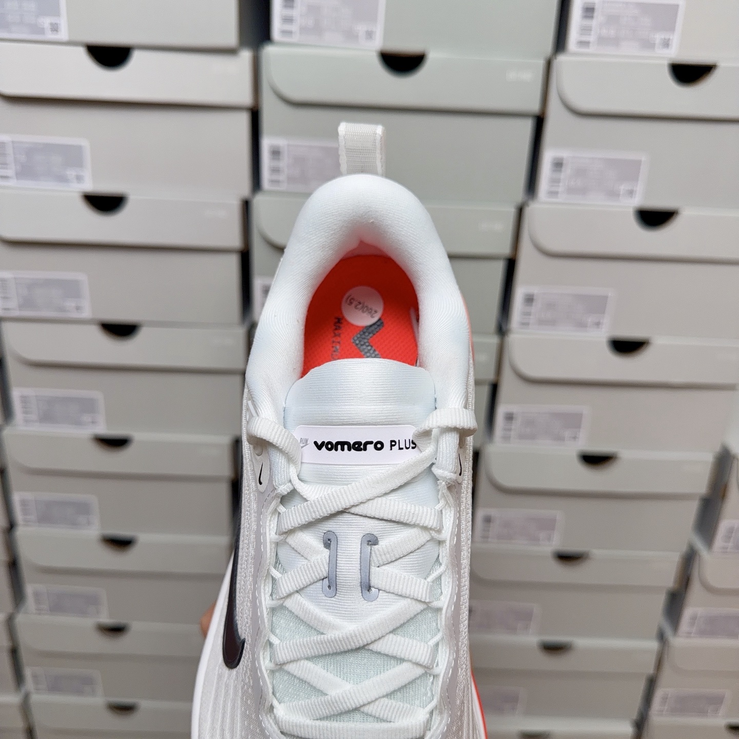 Nike Vomero Plus HV8150-100