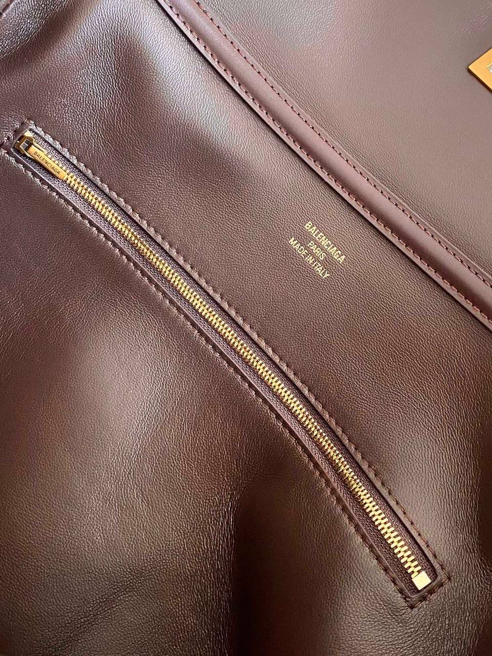 爆款🔥 ba1enciaga rodeo麂皮棕 中号🕰️ 闻着秋冬的味道，麂皮是时候登场了🍂 今年的最火元素一定是麂皮 而且是要棕色系 各种深棕浅棕，救命，都想拥有！ 感觉换上麂皮后整个包更加慵懒了有没有 非常有冬日氛围感，反正我先爱了☺️ 还是那句话，我们家的麂皮 你们就放一百个心好了 柔韧的手感➕反绒双色效果 质感不好你来找我！ 说实话，这个包真不好做 为了这个版型我们特地去找了我们合作手工最好的师傅来做这只包，手工费也是真的贵... 得版型则得天下 和市场普通的仿货绝对不一样 你们到时对比就知道 爆款不用快，精雕细琢，买到对的更重要🔥‼️ 小号：28.9×20×9.9cm789779m 中号：35×23.3×10.9cm789772m