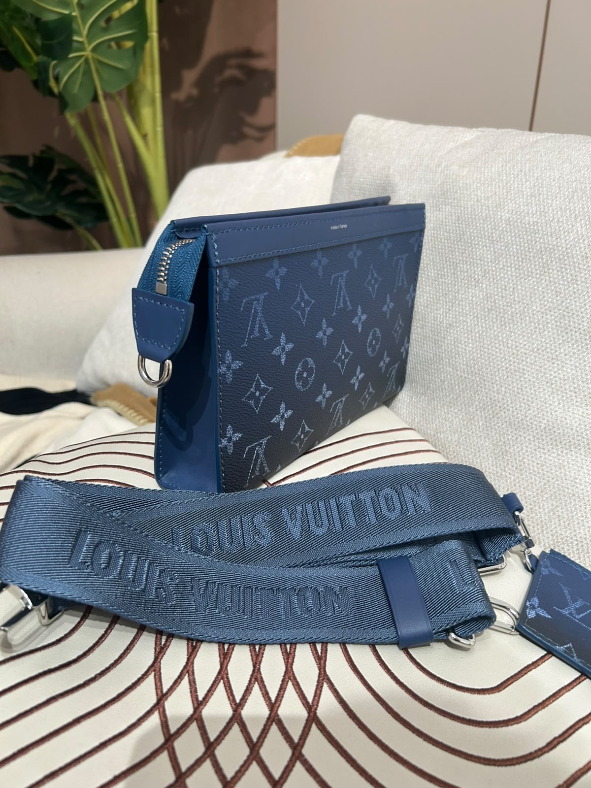Louis Vuitton Gaston Wearable Wallet LV 漸層藍色 M11544 100%Authentic ,unused  ✅塵袋✅strap✅box