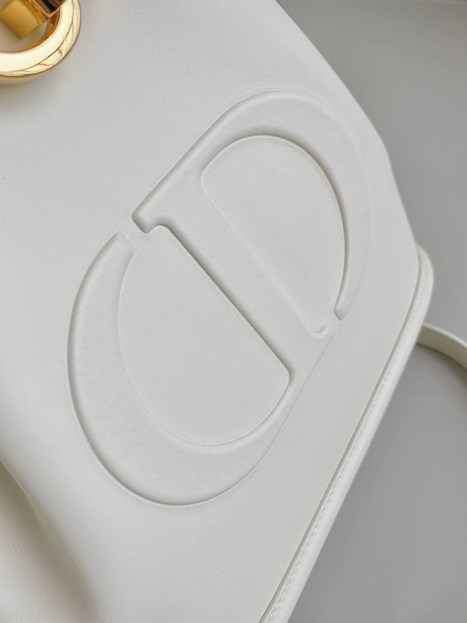 🈶全皮白，中号 𝗖𝗘𝗦𝗧 𝗗𝗜𝗢𝗥 全新水桶包 一出场就是王炸！今年款式特别好看 怎么这么有设计感啊，像只钱袋子哈哈 旋转D字母开合CD锁扣，拉紧包口安全性高 松开的时候，整个包也很随性慵懒的感觉 两条长短肩带都可以调节，链条还能拆卸的 硬型底座放着更有立体感了，氛围拉满 特别是容量大大大啊，太适合早八人了吧 一股脑东西全部放进去，主打一个通勤 又是一只焊死在身上的水桶啊！！ 中号：24×10×24.5cm，#7061m 小号：17x7x18cm