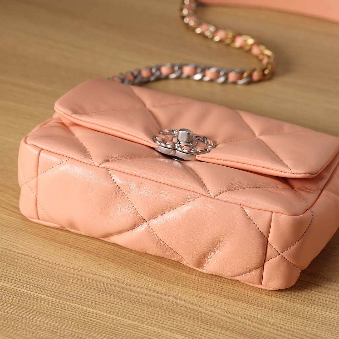 chanel 19 bag 粉色❤️‍🩹👜小号 独家渠道货 方框 原厂正品皮 小羊皮系列✨以诞生年份2019命名的小香19手袋 每针每线都是符合正品工艺 尺寸：16 x 26 x 9cm