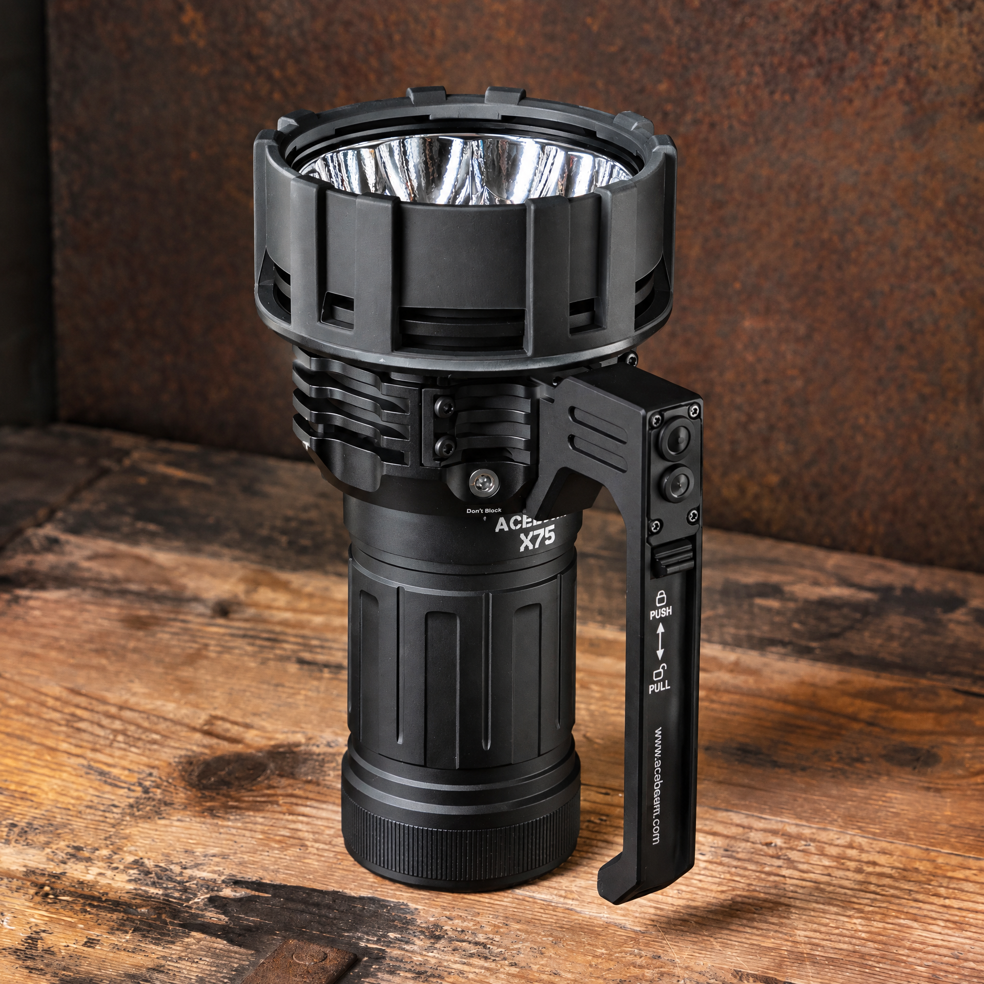 Acebeam X75（80,000 流明手電筒）