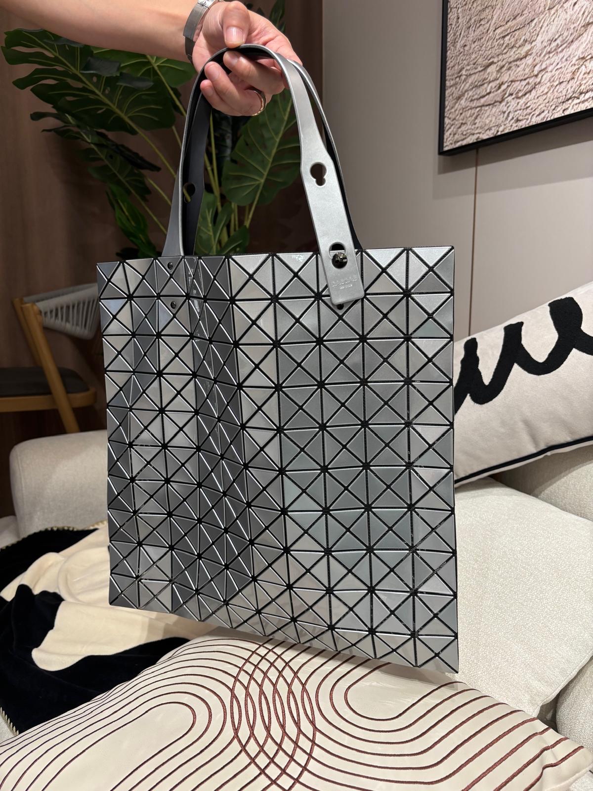 Issey Miyake Bao Bao Tote Sliver 100%Authentic, 98%New ✅Dust bag