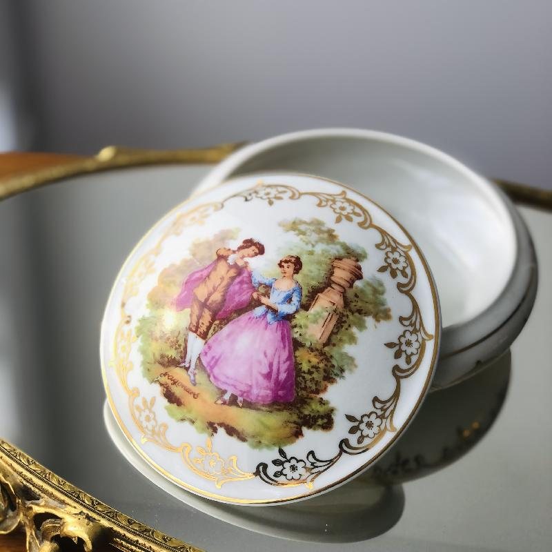 Mid-century French Limoges Fragonard Painting Large Porcelain Box(MT258)