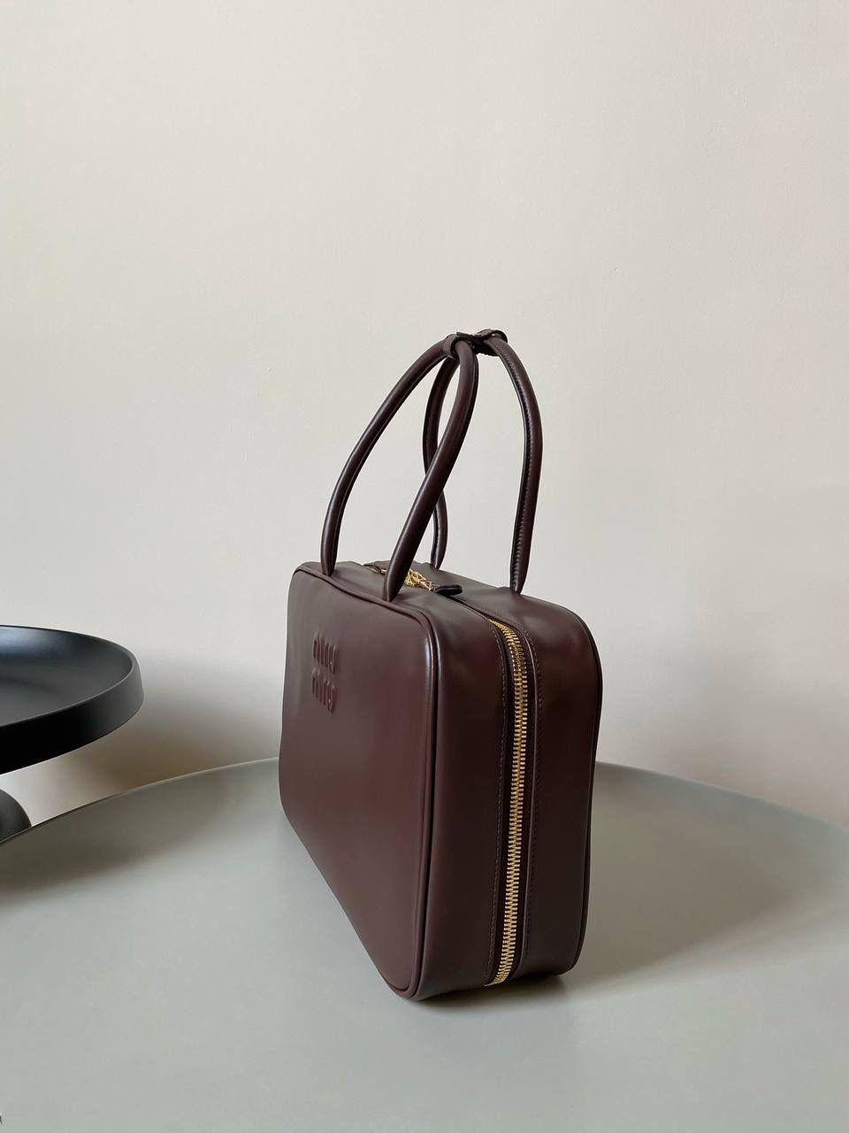 🈶石南木色， 𝗠𝗶𝘂𝗠𝗶𝘂24秋冬公文包 今年这只巧克力色 给调色师跪下了！ 一整个浓浓的秋冬氛围感，已经开始期待秋天了 不管是皮质还是色泽都超有质感 根本爱到不行啊 近两年miu水涨船高，爆款制造机 出什么火什么，杀疯了已经，都去冲 23×34×10cm，#F0020m