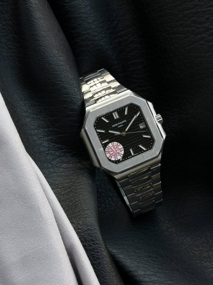 百达翡丽 方形 新系列CUBITUS 5821腕表 亮点特色：1️⃣机芯:搭载定制9015改Cal.26-330 SC一体机，调时不停秒，调时不停秒，摆轮位置均与正品一致，自动上链机芯。2️⃣钢带:316L定制级人体工程学表带，新扣款式。3️⃣表壳:尺寸45毫米厚度仅8.3mm，为表壳对角线长度(即10点位至4点位),因为表壳近似于方形，上下边的宽度会小于这一数值，所以视觉效果并不是很大。 搭配上，5821属于运动风格腕表，日常搭配正装和休闲风格也可以。