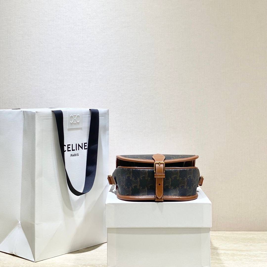 🔥大货实拍图 𝗖𝗘𝗟𝗜𝗡𝗘 ♥ 𝗧𝗥𝗜𝗢𝗠𝗣𝗛𝗘 𝗖𝗔𝗡𝗩𝗔𝗦 𝗙𝗢𝗟𝗖𝗢 马鞍包在IT Bag的世界里总是占着一席之地，经典百搭 经得起时间的推敲，被喻为行走的气质神器 ，FOLCO流畅圆润的包身线条和凯旋门老花设计搭配老式旅行箱开口扣，让人轻松get俏皮复古摩登的画报女郎。 型号：191502 尺寸：18*17*6.5cm