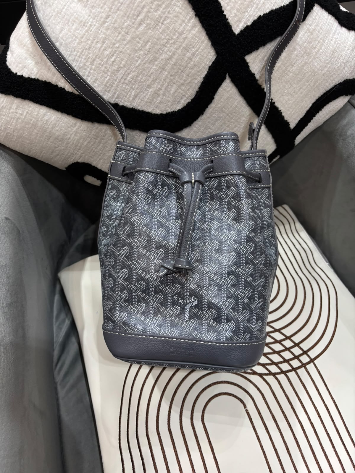 Goyard Petit flot Bucket Bag grey  100%Authentic, 98%new ✅收據✅booklet ✅Dust bag 