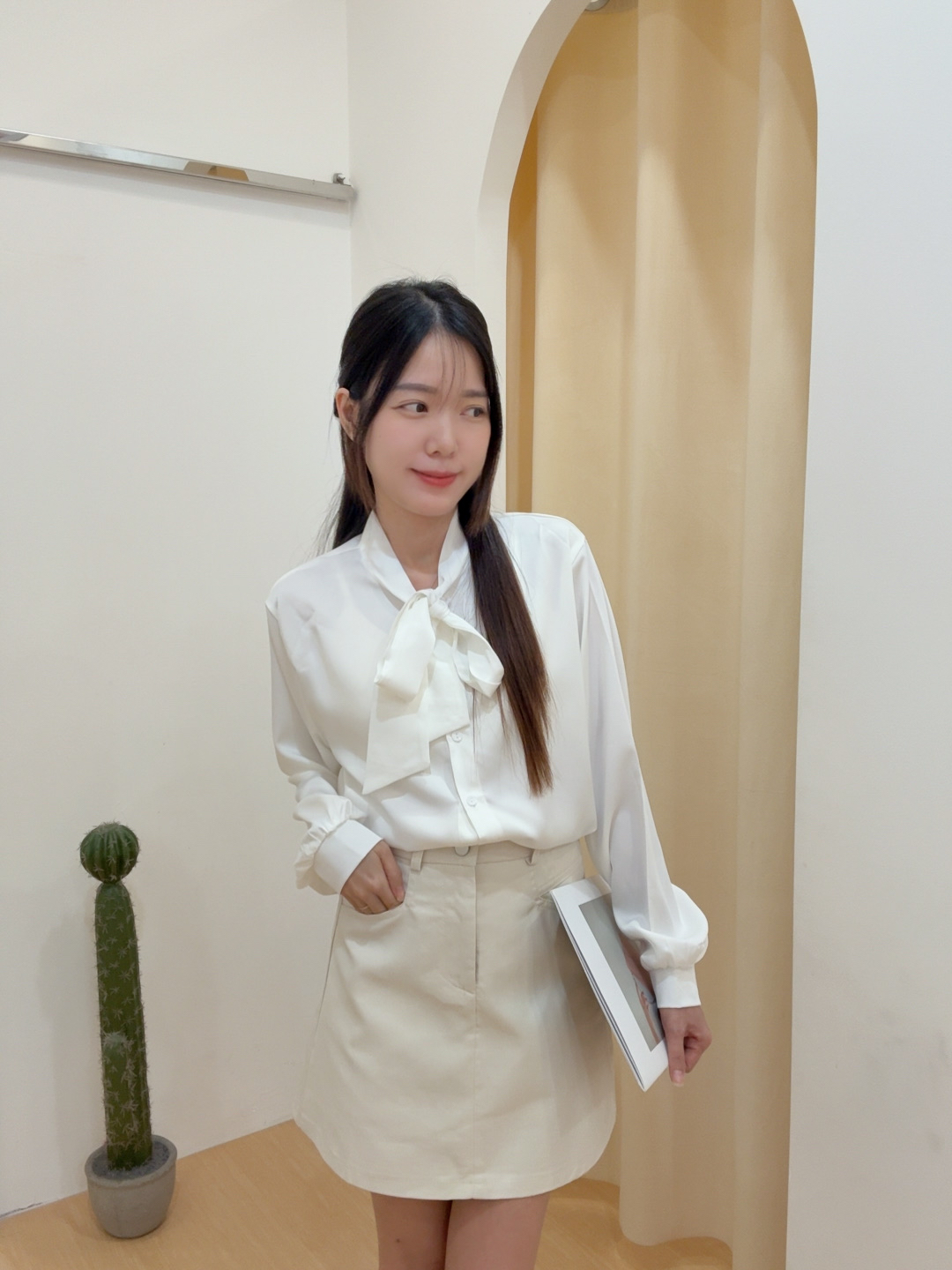 高级缎面大蝴蝶结领长袖衬衫 R2656