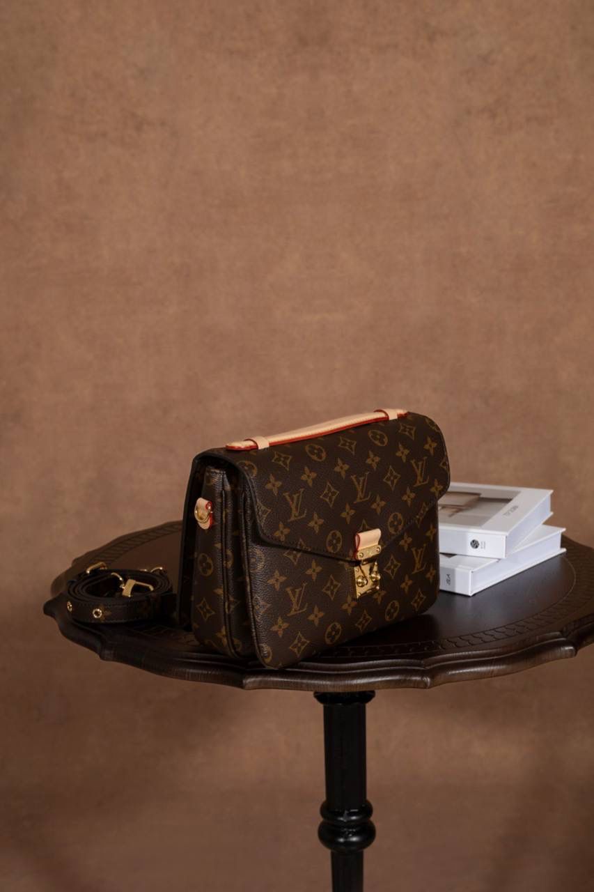 LV POCHETTE METIS🎀大邮差包 ✨ 法国原厂料 + 原厂皮 + 全钢五金 质感真的很稳，拿在手上就知道不一样，高级感直接出来 😍 这款邮差包因为设计经典， 所以一直被叫做 “入门级邮差包” 👜 但不要小看它哦～ 👉 超百搭、👉 超耐看、👉 永远不过时