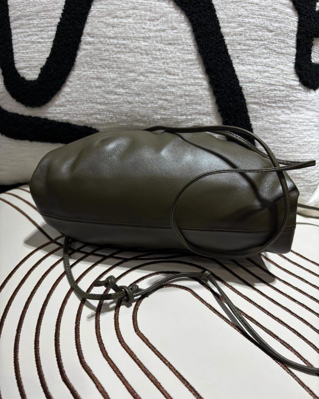 Bottega Veneta BV pouch Shoulder Bag clutch 100%Authentic, 98%new✅dust bag 