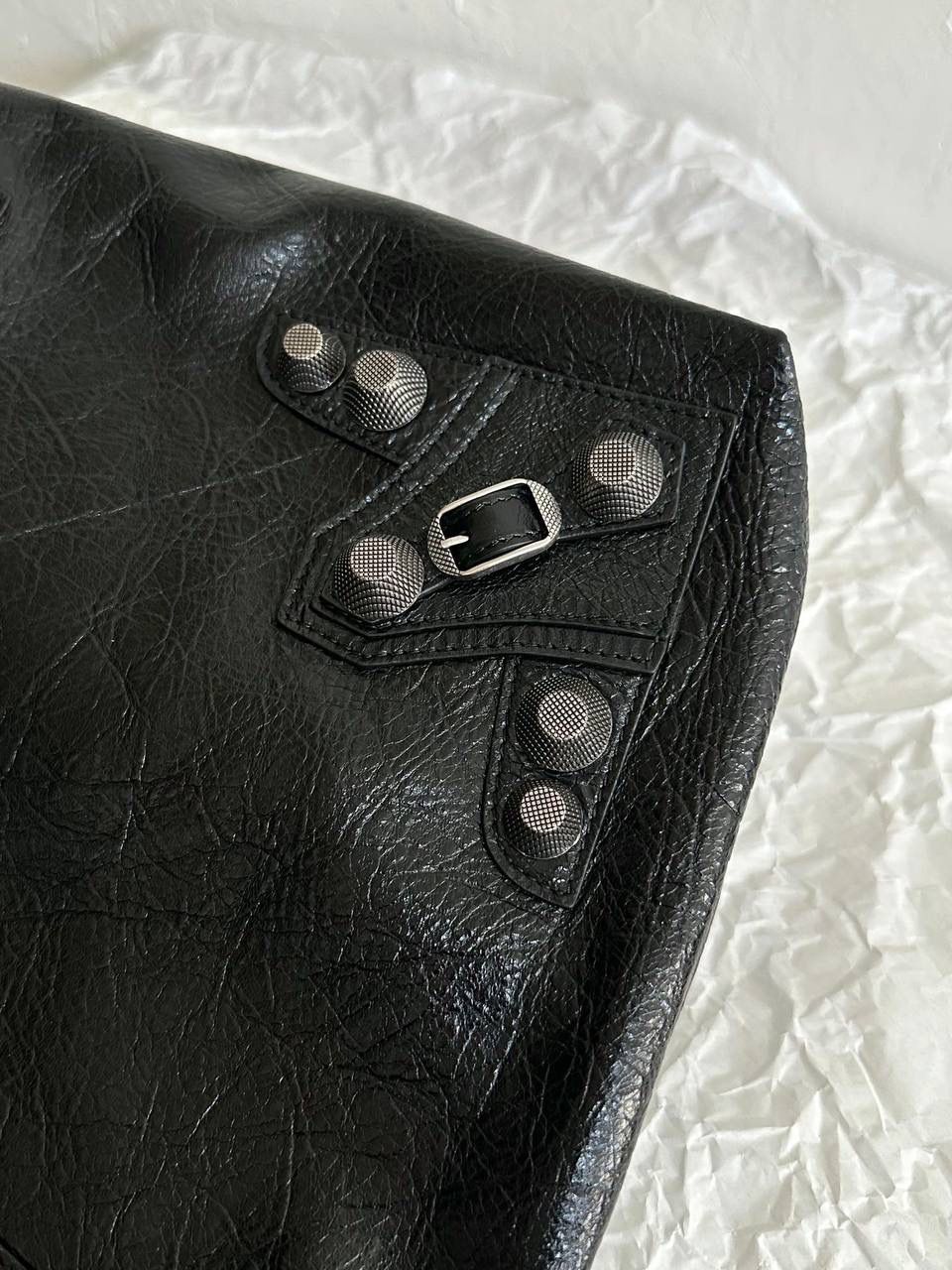 仅剩少量❗️ ba1enciaga le cagole菜篮子背心购物袋📌 超级酷且有趣的一只包 随意又慵懒，还有点酷酷，哈哈哈 是一只可以让全身穿搭升华的时髦包！ 真的很爱机车系列的皱褶感 这个一定要用原厂皮！原厂皮！ 国产的皮又硬又光滑 而且没啥油蜡皮的纹路 一点柔软质感都没有❌ 皮料决定整个包的灵魂 我家的货啊，价格虽贵，但是货好！！ 拒绝市场便宜国产皮通货👿👿 32×30.9×13.9cm780976m