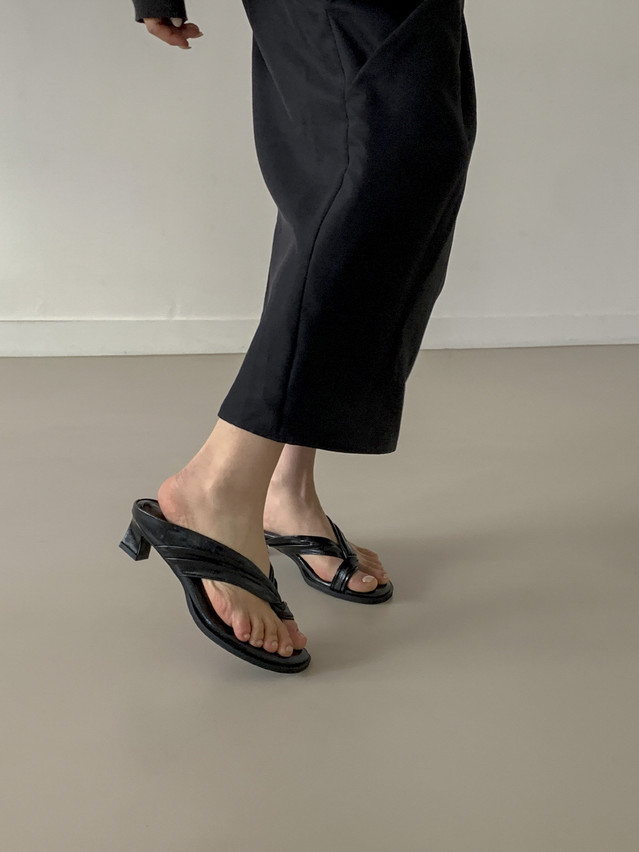 Toe loop sandals 