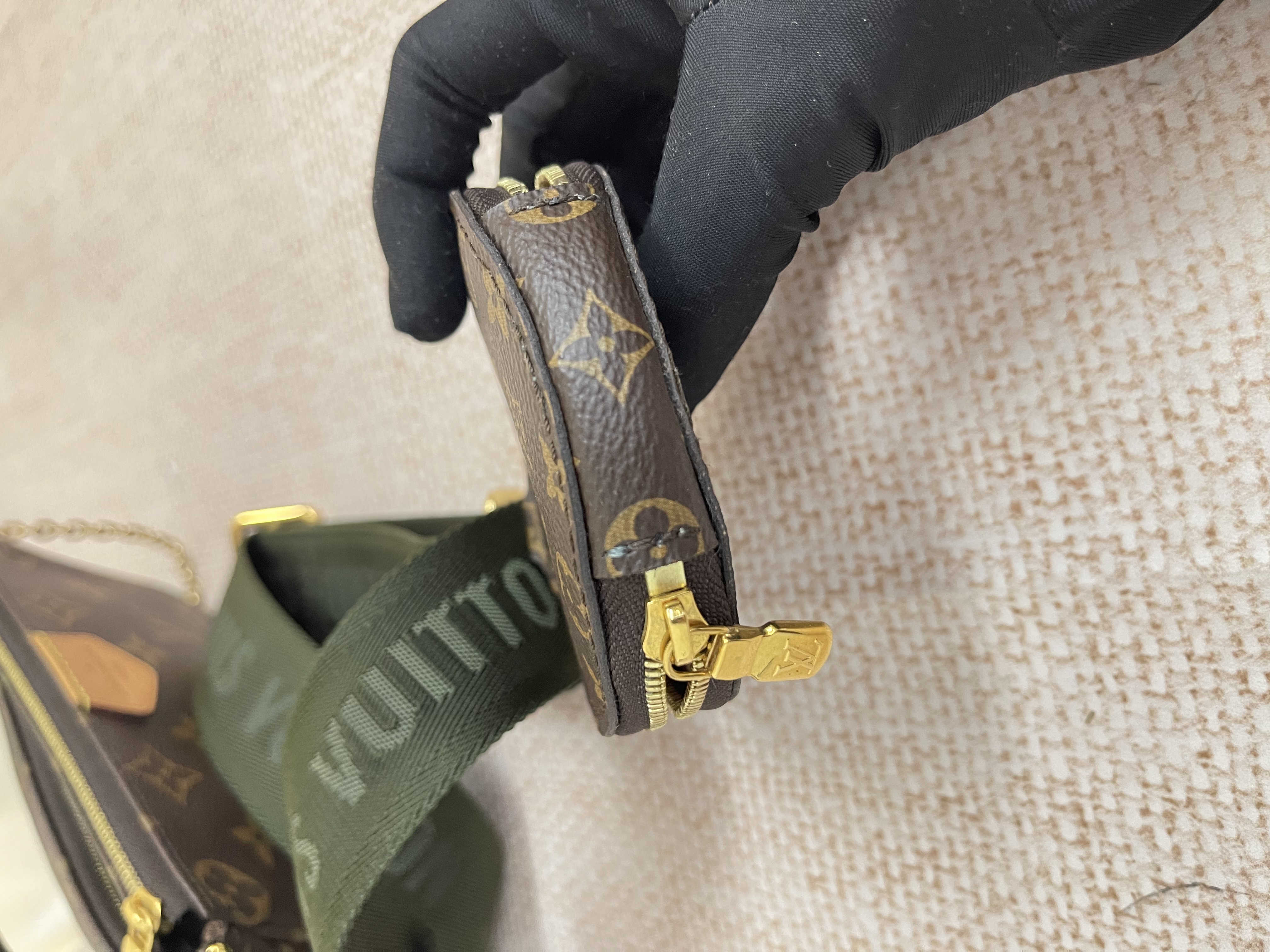 Pre-owned Louis Vuitton 5 in 1/ Product Code: 26041903