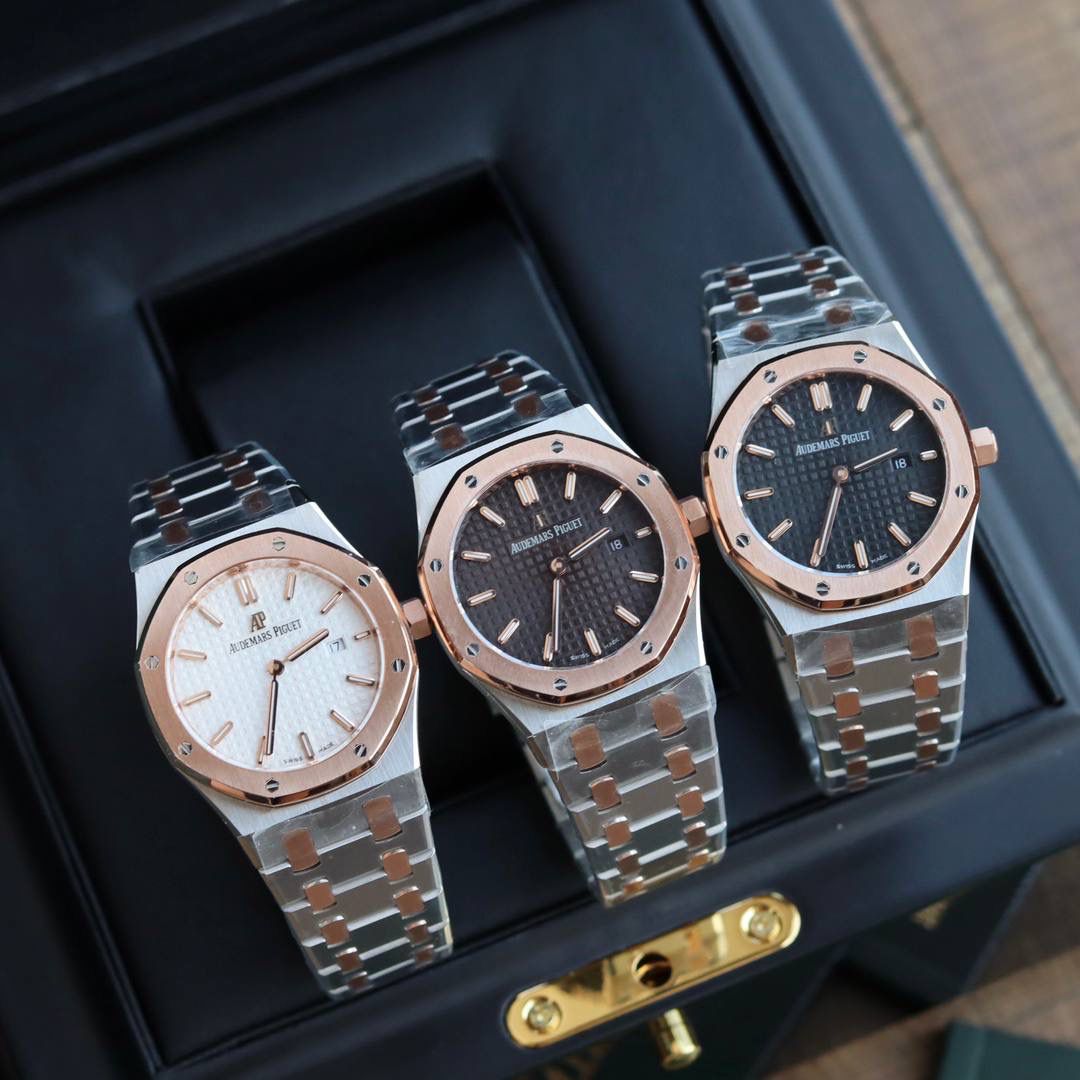 🚀原单AUDEMARS PIGUET爱彼 皇家橡树系列67女士石英腕表 独家原版拆解开模 所有配件均可原版互换使用，搭载原装瑞士F04111石英机芯。走时精准！全程CNC打磨，多次校对调整版型，棱角分明。表壳直径33MM,多边形状表圈与表壳精密相合，表圈以六边形螺丝栓固定在表壳上（圈口镶嵌精美施华洛世奇钻，璀璨夺目）表带链节精致规整，链节经过上百次细致的打磨处理，呈现出完美的纹理。折叠式表扣开合简单，佩戴方便。腕表表耳处呈弯折状，可以保证腕表与腕部更加贴合。表盘镌刻“Grande Tapisserie”大方格纹装饰，搭配荧光立体时标和皇家橡树指针，宽大的指针和时标让读时简单清晰。三点位置日期显示窗口，以阿拉伯数字显示。腕表为密闭表底，表底上镌刻皇家橡树系列的英文名称“Royal Oak”字样✨🔥