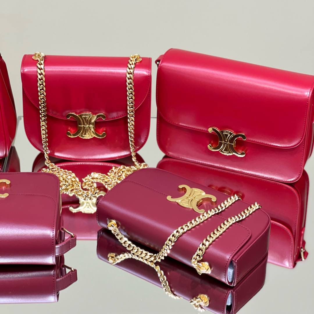 𝗖𝗘𝗟𝗜𝗡𝗘新年开运红包来袭❗️ 圣诞节新年就快到了，哪种颜色在新年里喜庆且符合节日氛围呢❓那必定是招好运的红色单品啦～高级红，浪漫且热烈，爱穿素色或者想要结婚、本命年的宝宝们绝对是首选！