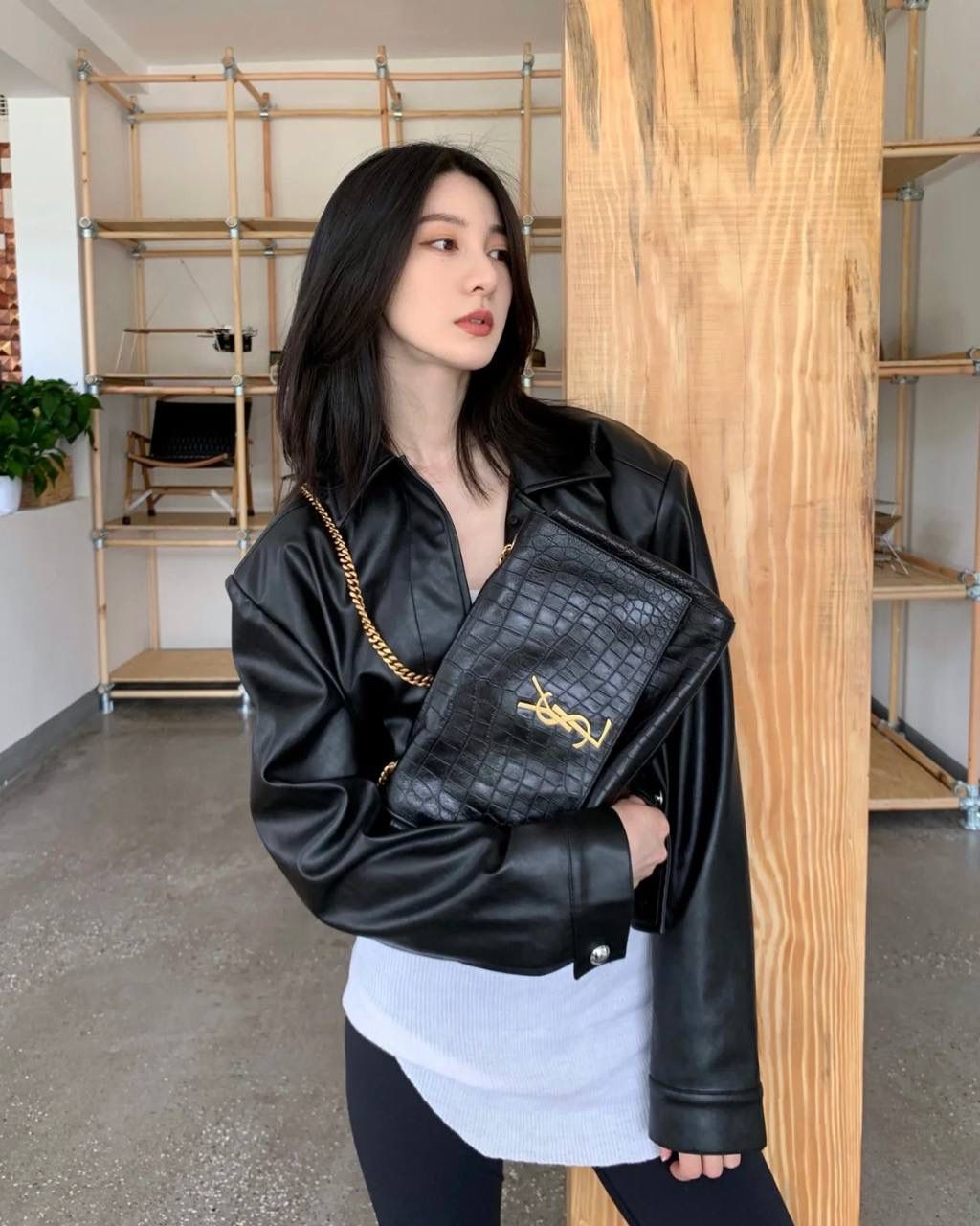 经典王🔥 ys1 kate双面鳄鱼纹/麂皮棕中号🐻 我个人很喜欢的一只ys1 一只包有两种风格(双面能用) 春夏用牛皮面，秋冬用麂皮面 有没有和我一样不喜欢定型包的姐妹 就喜欢这只双面kate软piapia的随性感☺️ 容量贼大，自重还轻，爱了爱了～ 28.5×20×6cm553804m