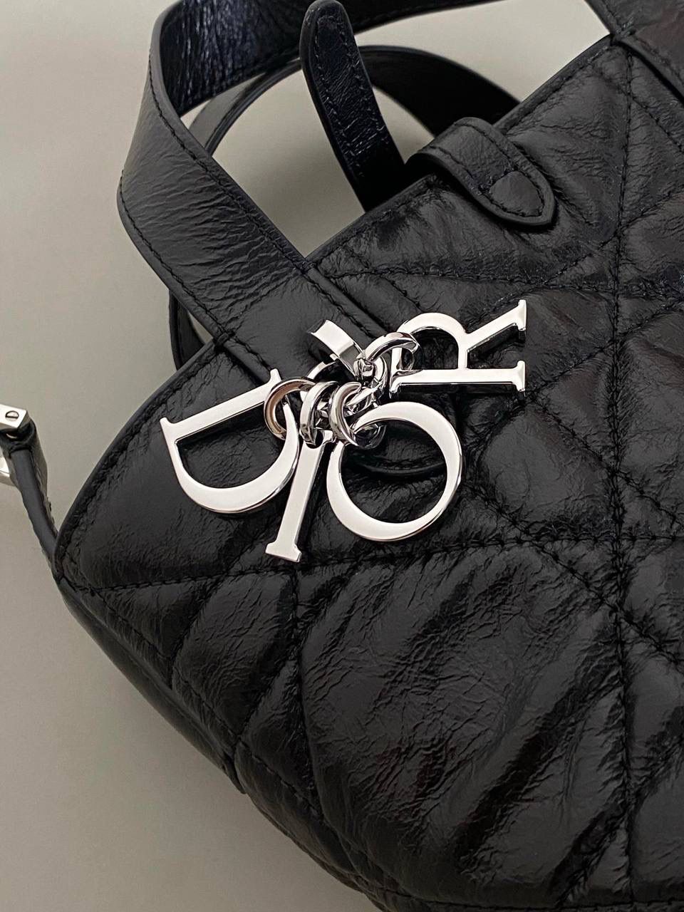 🈶油蜡黑，迷你 𝗗𝗜𝗢𝗥 𝗧𝗼𝘂𝗷𝗼𝘂𝗿𝘀新版竖款 火爆全网toujours缩小版来啦！ 看到真的心动得不行～ 实物就是常规迷你水桶大小， 真的可爱死 别说，包虽小但容量还挺大的 日常用品都能轻松装上 肩带长度也刚刚好，不挑身高 反正就是太乖啦！夏日必备 😍 13×15×12cm #M1272m