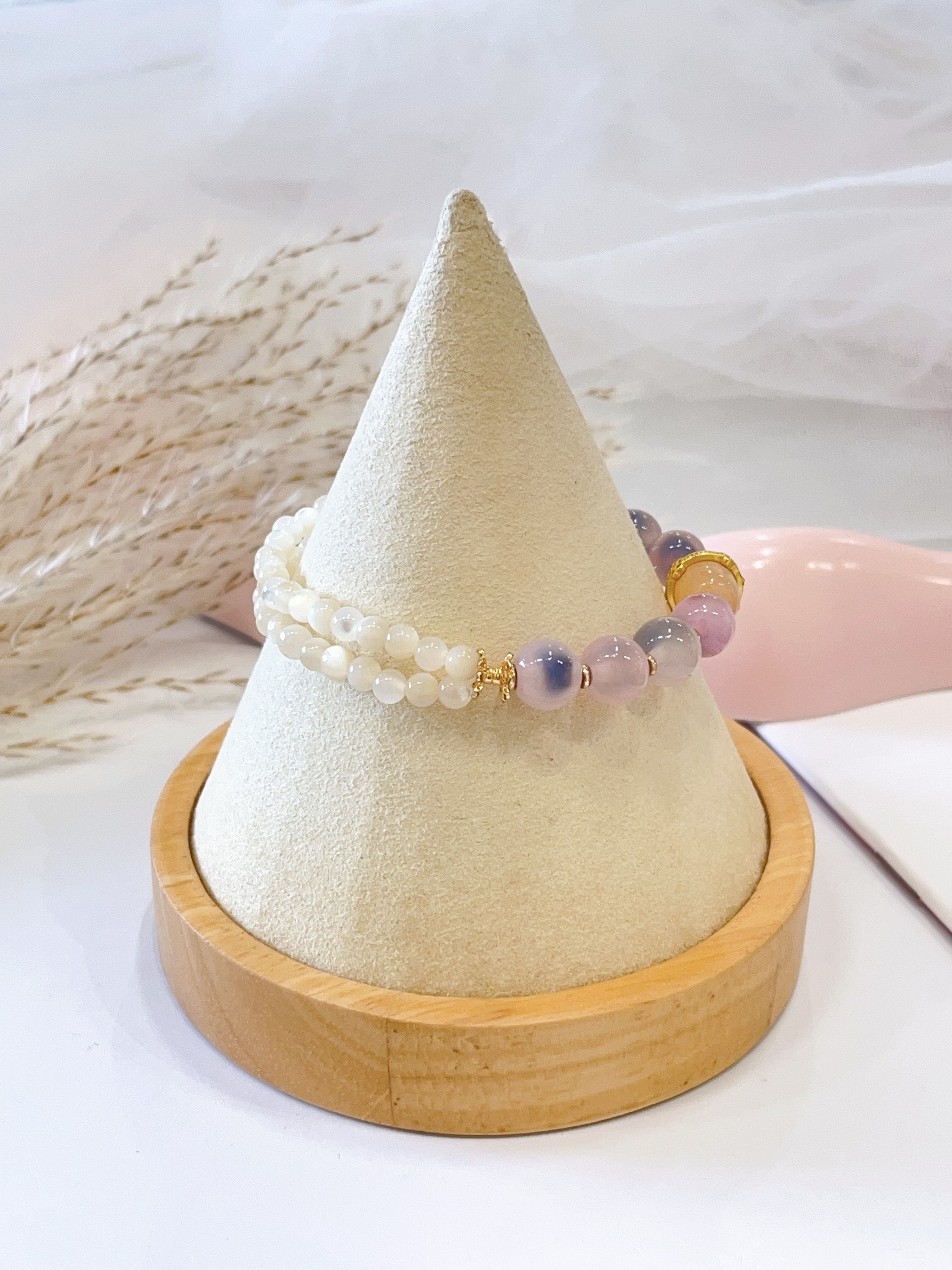 🤍✨ 糖心玛瑙 × 双层白蝶贝交织手串 Candy Agate & Double-Layer Mother of Pearl 