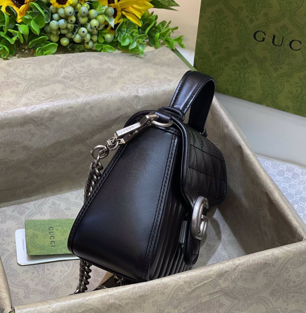 ✈️✈️✈️🔥𝙈𝙖𝙧𝙢𝙤𝙣𝙩 菱格原厂皮# ▫️型号583571 ▫️尺寸 21*15.5*8cm G家新款系竖菱格主题，焕新演绎经典造型，选用原厂牛皮材质，饰带银灰色双G，可拆卸金属链肩带设计，可令手提包轻松转换成肩背包，打造多种携带选择。