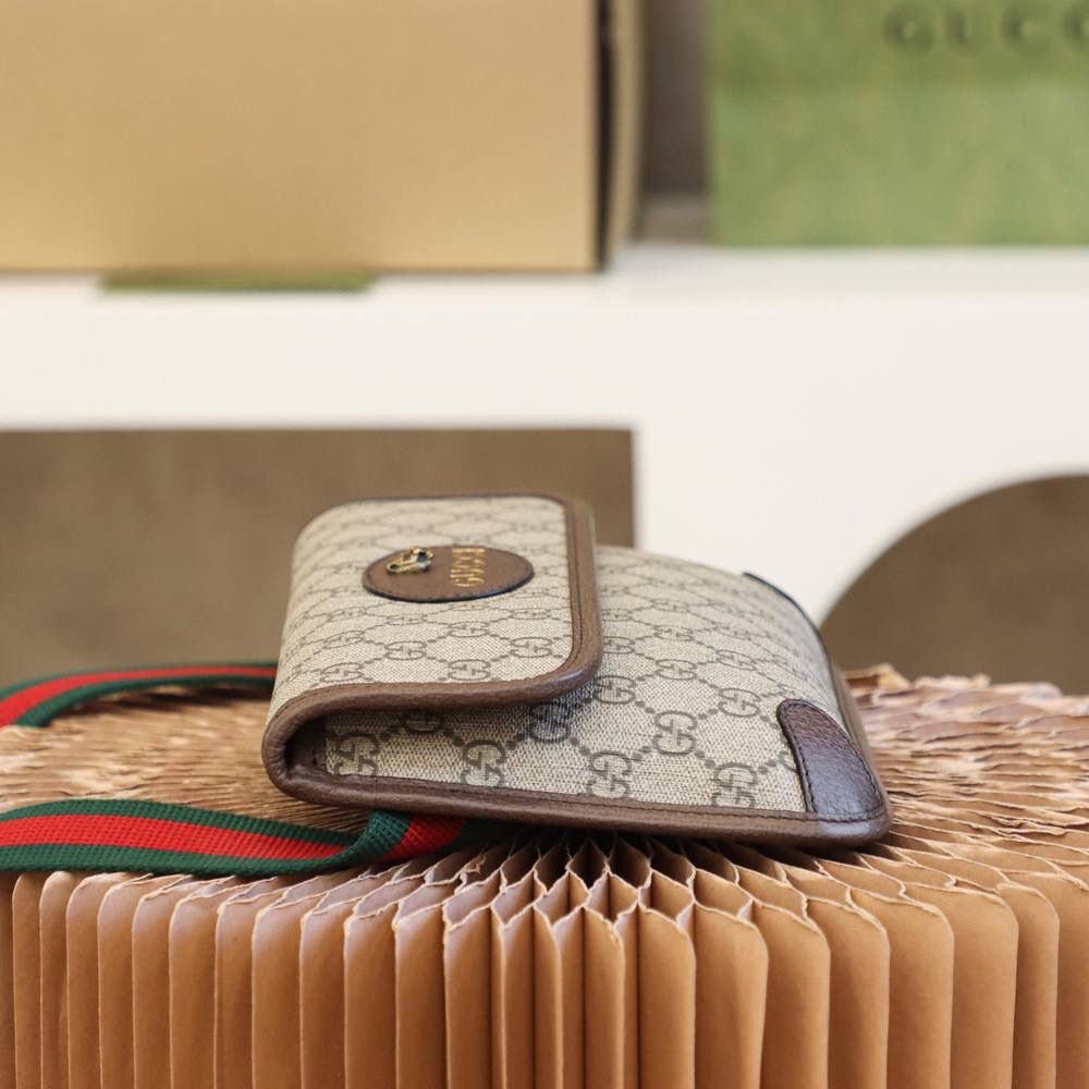 𝐆𝐆 𝐒𝐮𝐩𝐫𝐞𝐦𝐞 #493930#🐯虎头腰包▪️ ☑️尺寸：24*16.5*3.8𝙘𝙢 依然是那股王牌经典的味道， 纯铜精雕的🐯作为标志性 原厂原料的材质作为主料， 已经找不到任何词来称赞它的精髓品质！ 经典中的王炸单品🐯果然是百搭到犯规！ 男女🉑️同款搭配 作为情侣款也是非常🉑️ 实用百搭王炸单品 一直在专柜处于断货王的称号🌟