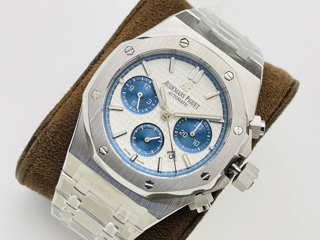 AP爱.彼皇家橡树系列26331OR多功能计时机械腕表41MM！ 1⃣️【机芯】7750改原装机芯 6字位小秒 功能与原装一致！ 2⃣️【表镜】表镜选用进口蓝宝石玻璃镜面！ 3⃣️【表壳】采用进口316精钢表壳，表壳通过拉丝和部分抛光打磨处理之后，忽明忽暗展现出精致而硬气的独特气质！ 4⃣️【头粒】头粒设计与专柜一致可以微调 佩戴更佳贴手舒适 经过多道工序的打磨和磨砂处理，终把AP特有的八角型表圈表达出棱角分明的线条！ 5⃣️【表盘】超强夜光显示，可以在任何环境下读取时间！