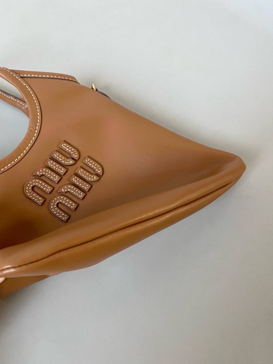 🈶干邑色 𝗠𝗶𝘂𝗠𝗶𝘂托特 缩小版的ivy来噜 真的是除了可爱还是可爱！ 感觉谁背都是萌萌哒hahaha～ 这种siza就不挑身高了，没有局限 还有肩带，除了手拿斜挎也巨好看 容量小包里算不错的了，日常外出足够，能放pro max 20×24cm #F0110m