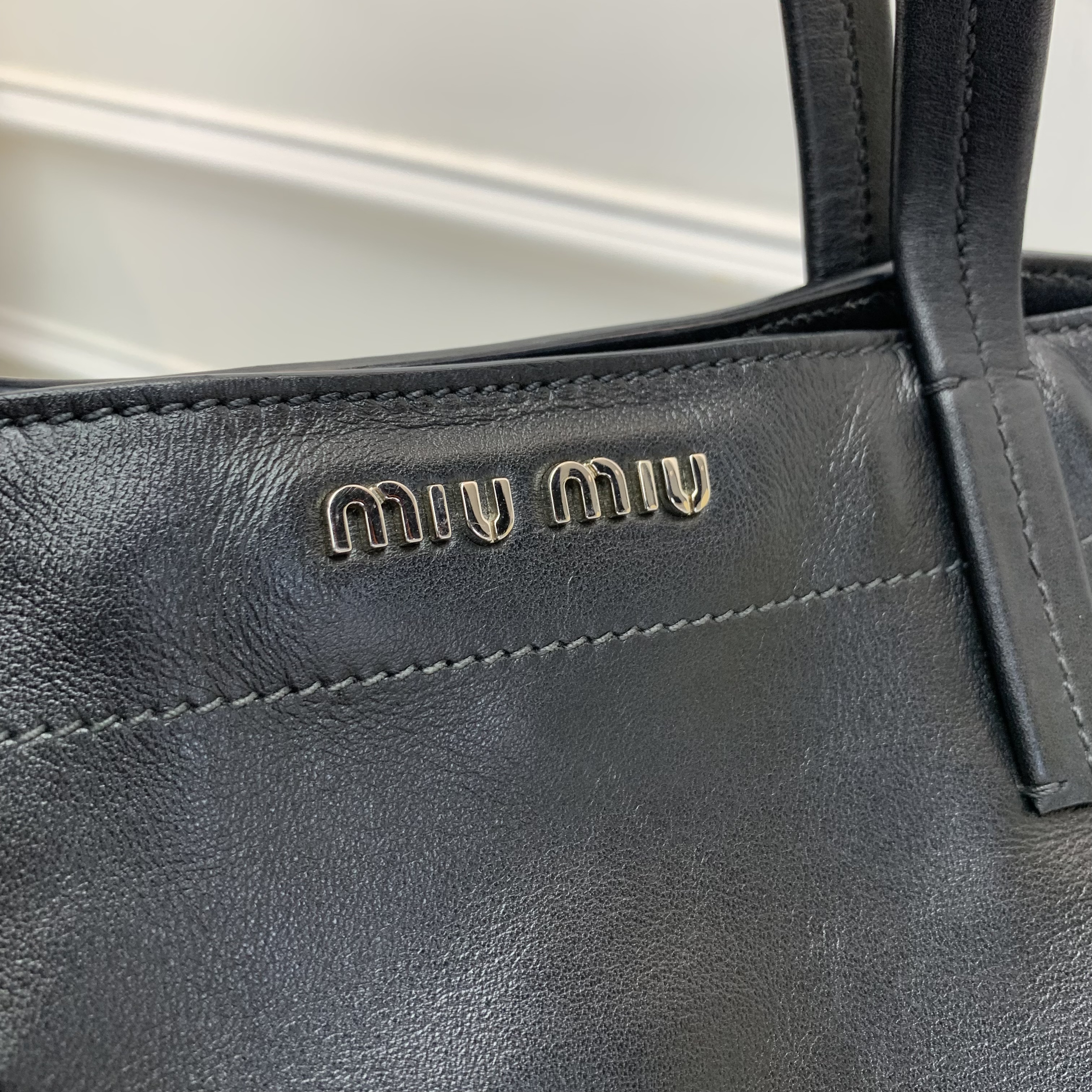 OL必備大牌平價黑色手袋👜Miumiu中古黑色皮革手袋