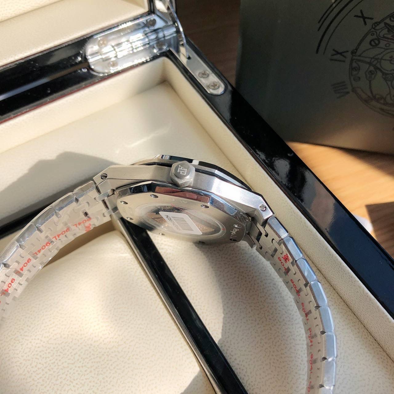 爱彼皇家橡树 型号152070R.00.12400R.01——震撼上线：剔除机芯甲板多余部分，使之变得更加镂空——成就钢表巅峰—— 实力演绎 卫冕“钢”王！ 【6大精妙之处】 1.正品拆解开模，尺寸为41X10.4毫米与正品一致！ 2.完美还原正品表壳的每一处细节，尽显正品“棱角分明 坚毅果敢”的阳刚气质。 3.钢带的做工无可挑剔，比市面上任何钢带表做工均要更上一层楼，钢带头粒和表头衔接的“缓冲带”的松紧程度与正品一模一样。 4.字面采用VS1.2 天然真钻 权威国检机构出具GTC真钻证书 5.自动陀的与原装致敬，是市面唯一做到颜色于原装一致的版本（市面一般版本均偏红）其上的ap族徽雕刻独一无二。6.打破夹板概念，采用进口机芯改爱彼CAL.4302一体机！更稳定，更优秀，更真实。 7.表盘的“饼干纹理”立体饱满，精神抖擞！绝非普通小厂一般失魂落魄。 体验精妙 感受不同！ 必属精品！