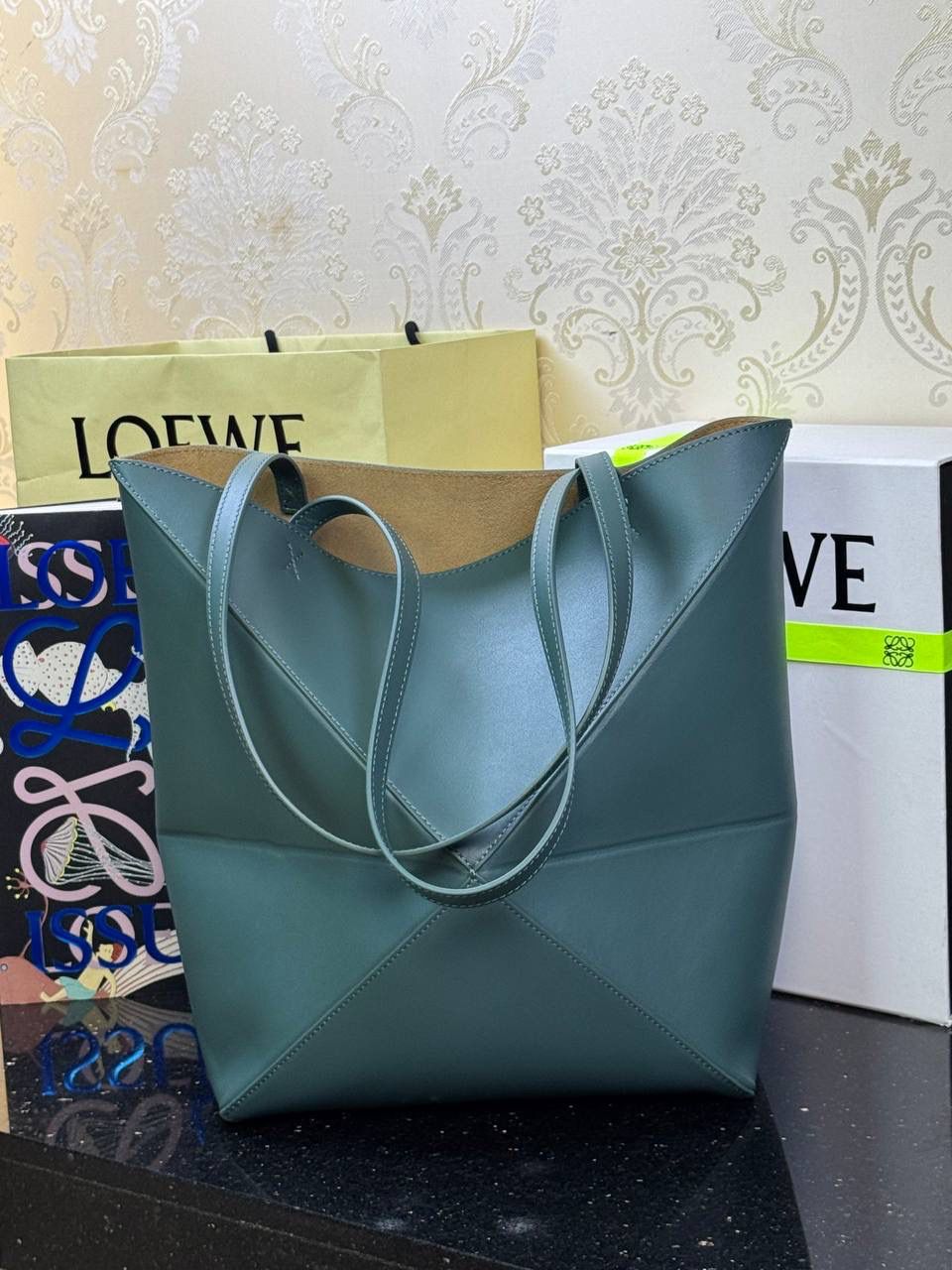 🎈*中号𝐏𝐮𝐳𝐳𝐥𝐞 𝐅𝐨𝐥𝐝折叠手袋👜*（香根草绿） ——全新【𝗡𝗘𝗪】升级‼️ 延续经典𝙋𝙪𝙯𝙯𝙡𝙚的标志性几何裁剪设计，新晋顶流🅰️𝙋𝙪𝙯𝙯𝙡𝙚 𝙁𝙤𝙡𝙚 𝙏𝙤𝙩𝙚以折纸包为灵感，升级成🉑完全折叠‼️的结构，立体与平面任意切换，出差旅行🧳必备单品。小牛皮材质轻且柔软，𝐌𝐢𝐧𝐢尺寸搭配一条可拆卸式肩带，手提，肩背，斜挎多样化背法✨ 尺寸：𝟐𝟓.𝟓-𝟏𝟒.𝟓-𝟑𝟏.𝟓𝐜𝐦 款号：052316