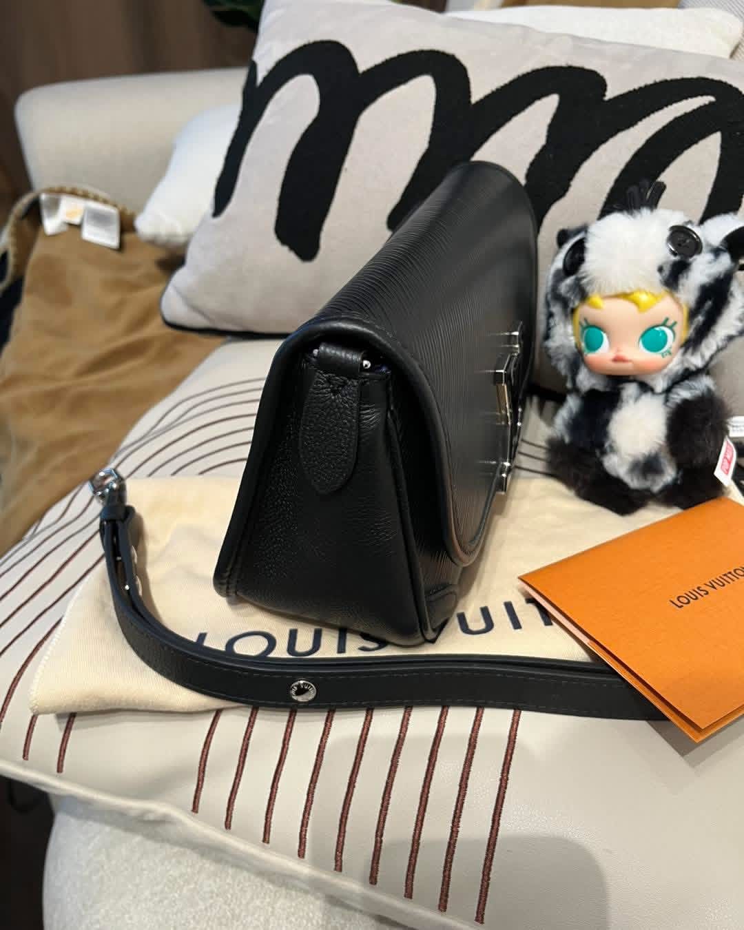 Lv buci crossbody bag M59386 100%Authentic,98%new ✅香港專門店收據✅NFC✅dust bag