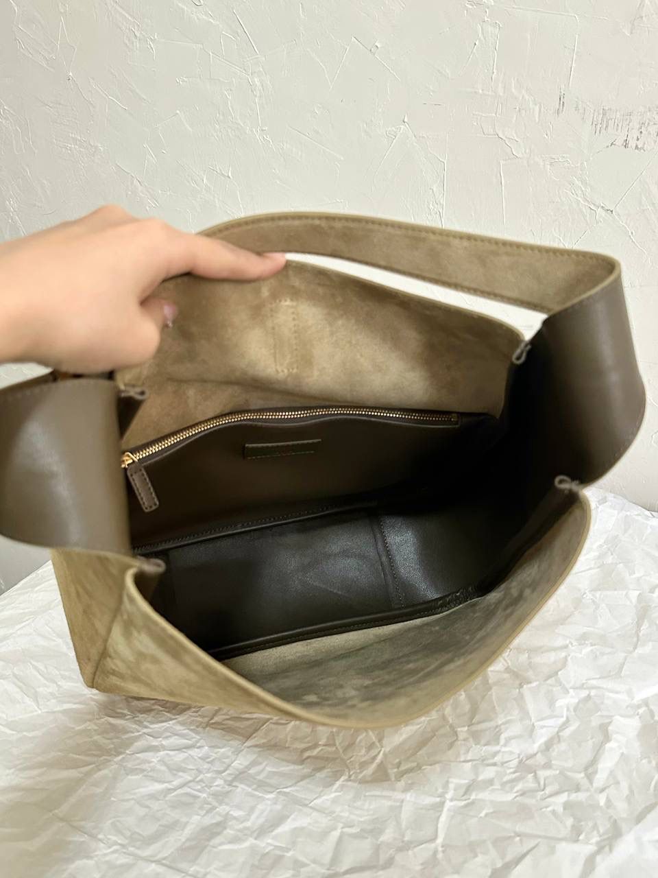 销量王🔥仅剩少量❗️ ys1 hobo bag腋下包大号麂皮麦绿金💴 我和你们说，这只包看着普普通通 但是上身是真的很好看！ 第一次看到他们家有这种慵懒的腋下包 反绒双色牛皮➕胎牛皮内里 又轻容量又大，真的很～～好背 大号真的无敌慵懒和随性 这只包的灵魂在于圆滚滚中又有型 市场很多做得太挺括硬朗，那种货打咩啊❌ ZP开发⚠️全套包装哦～ 31×30×13cm753837m