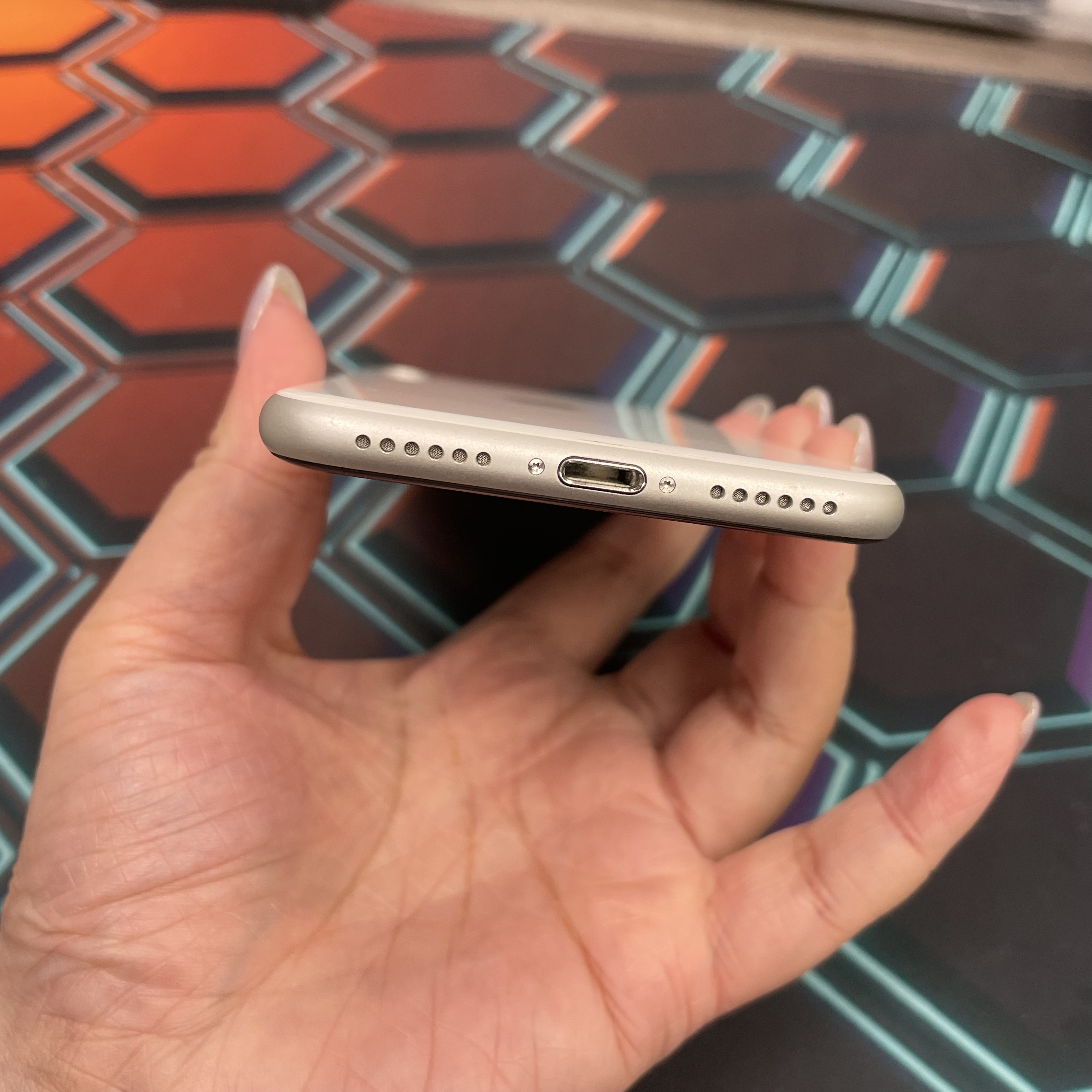 *7018 SE 2 完美機 128GB 電77 白色 white