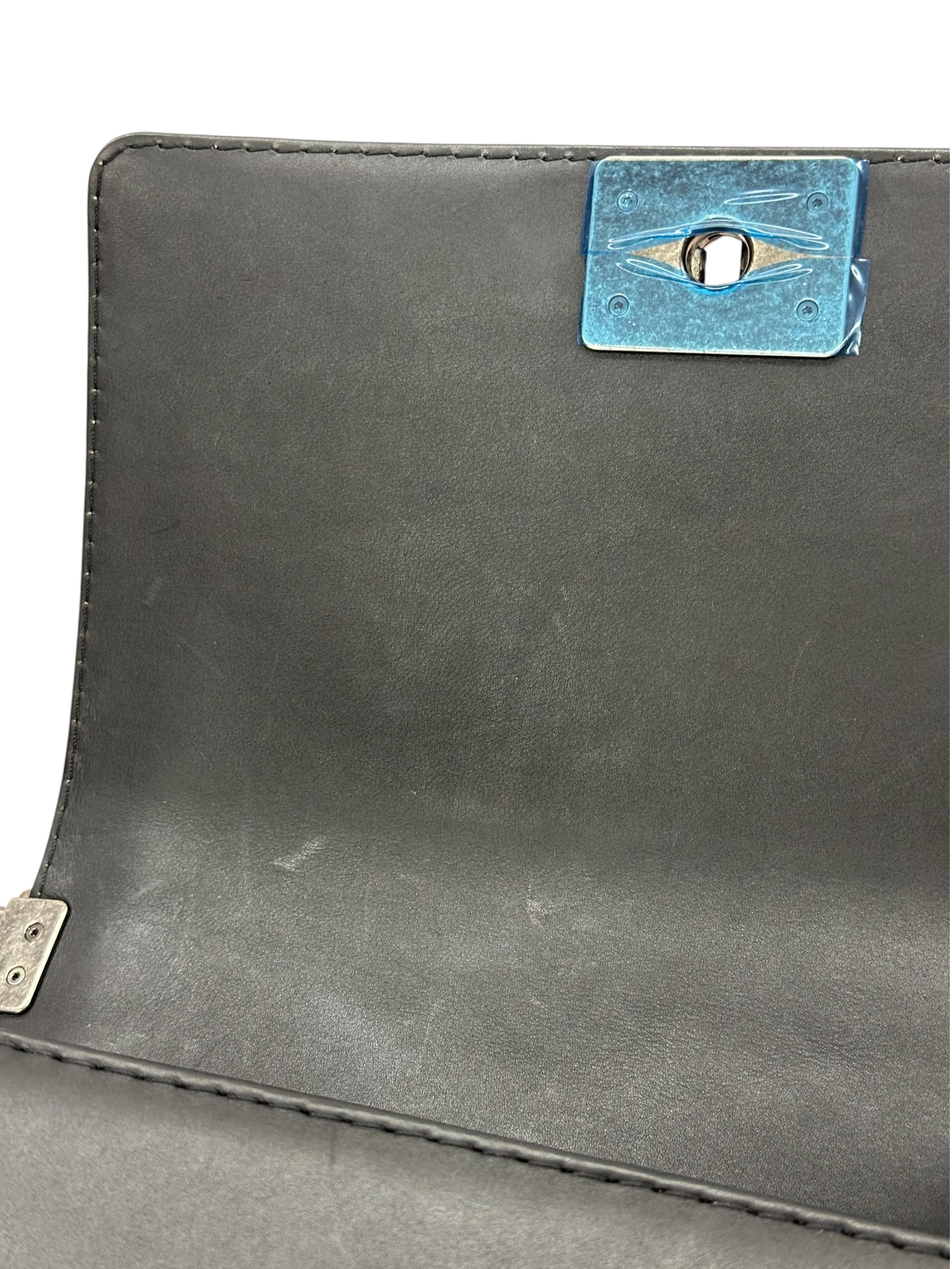 Pre-owned Chanel Boy 25 Handbag Calfskin / Product Code: 082102